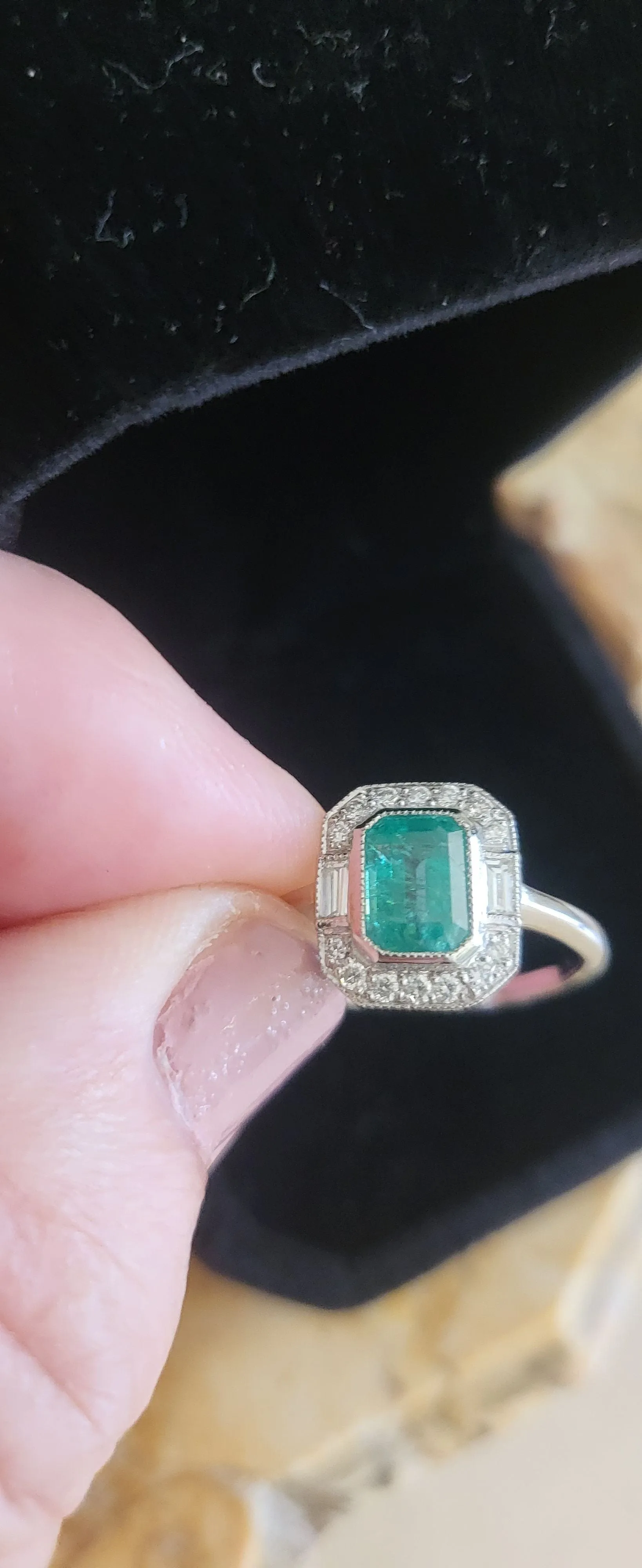 Art Déco Bague en Platine, Émeraude et Diamants sold by 58 Facettes product image thumbnail 4