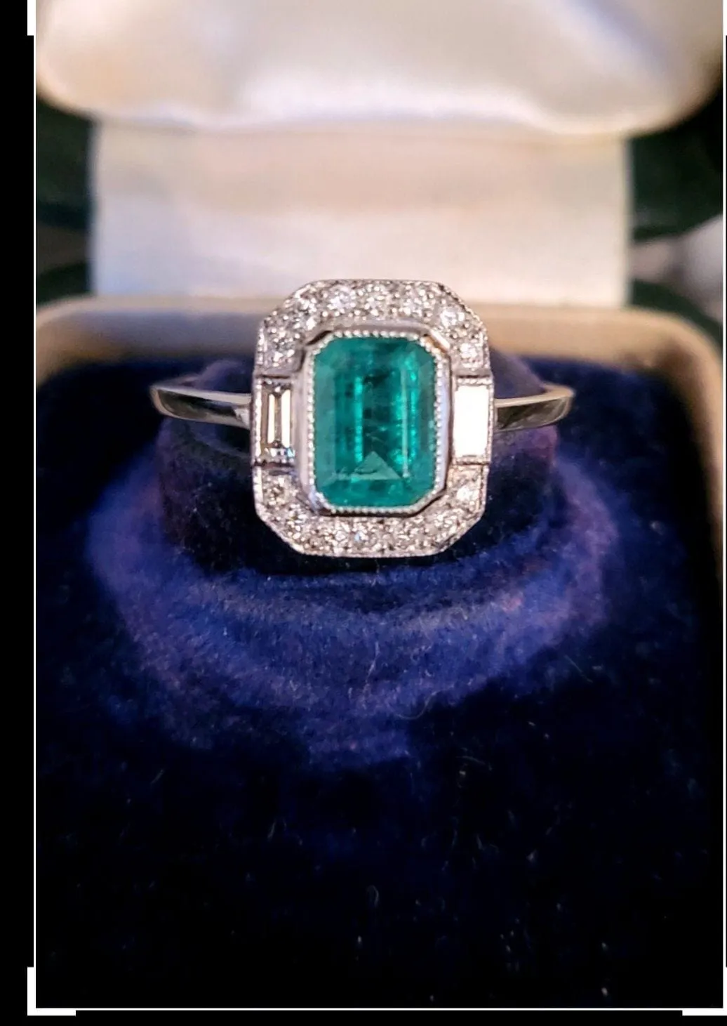 Art Déco Bague en Platine, Émeraude et Diamants sold by 58 Facettes product image thumbnail 2