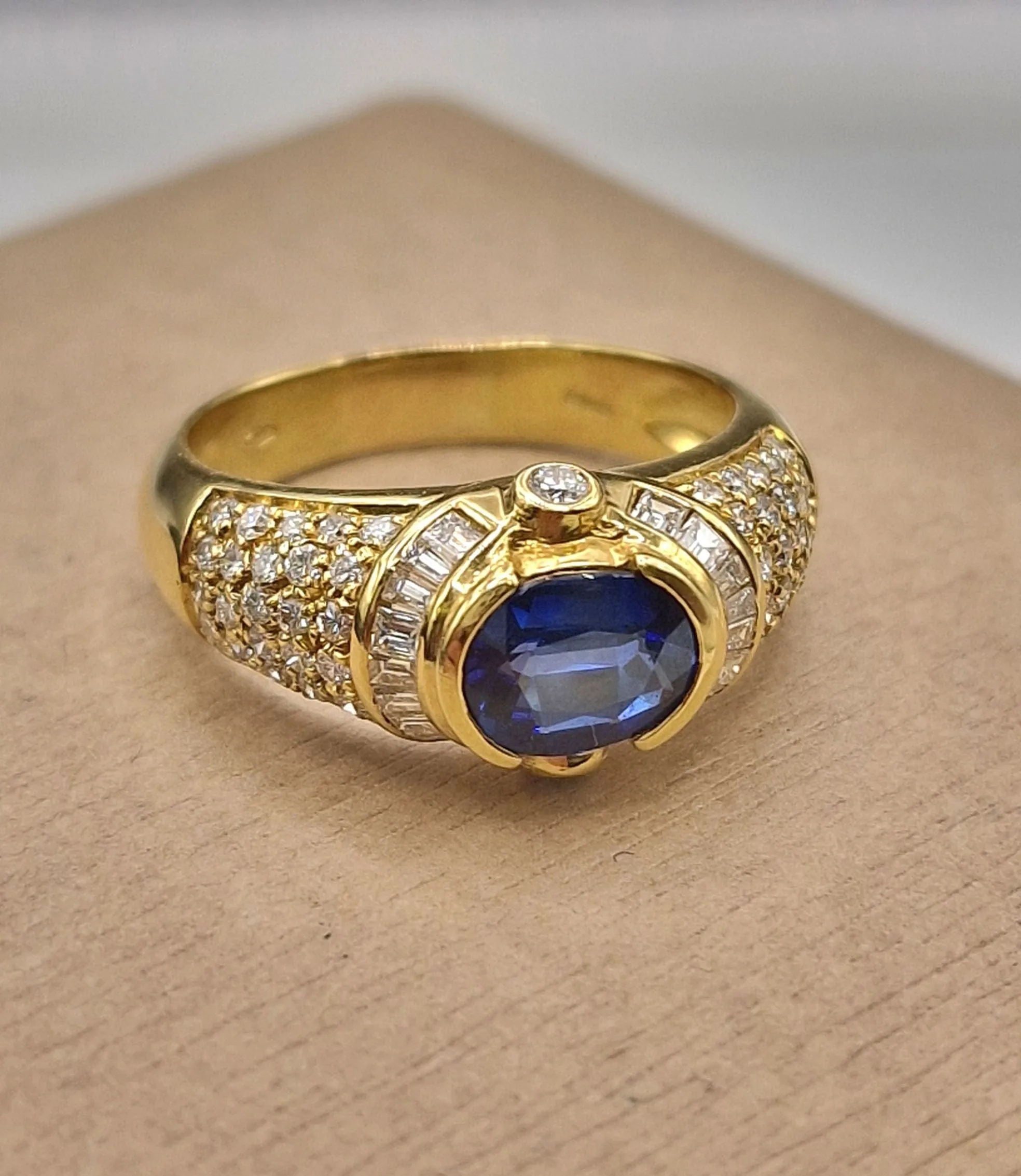 Bague vintage style trombino en or jaune 18 carats, saphir et diamants sold by 58 Facettes product image thumbnail 5