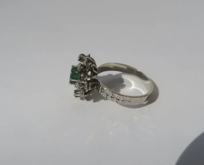 Bague Pompadour or blanc, émeraude et diamants sold by 58 Facettes product image thumbnail 5