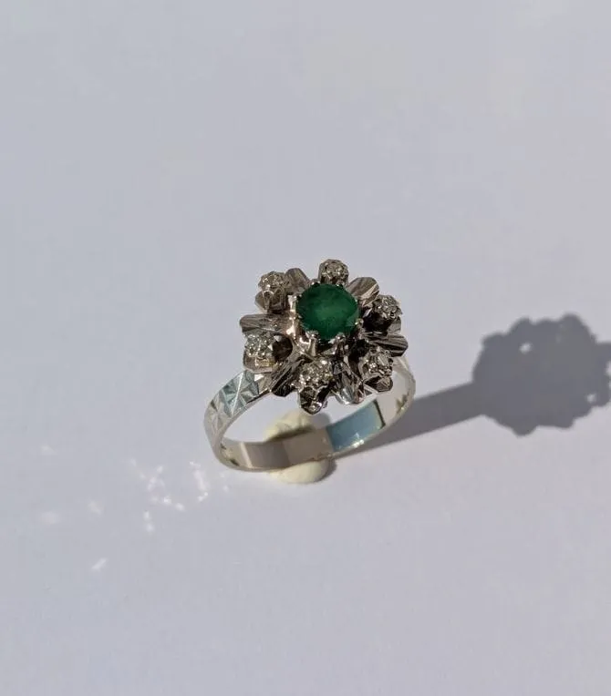 Bague Pompadour or blanc, émeraude et diamants sold by 58 Facettes product image thumbnail 3