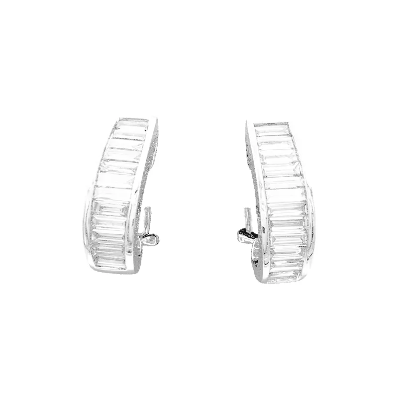 Boucles d'oreilles en or blanc et diamants baguette. sold by 58 Facettes