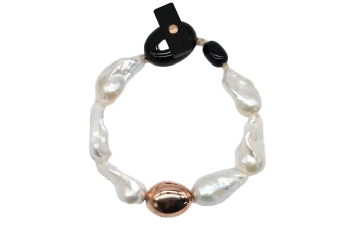 Bracelet de perles baroques avec fermoir en or rose et bakélite vintage sold by 58 Facettes