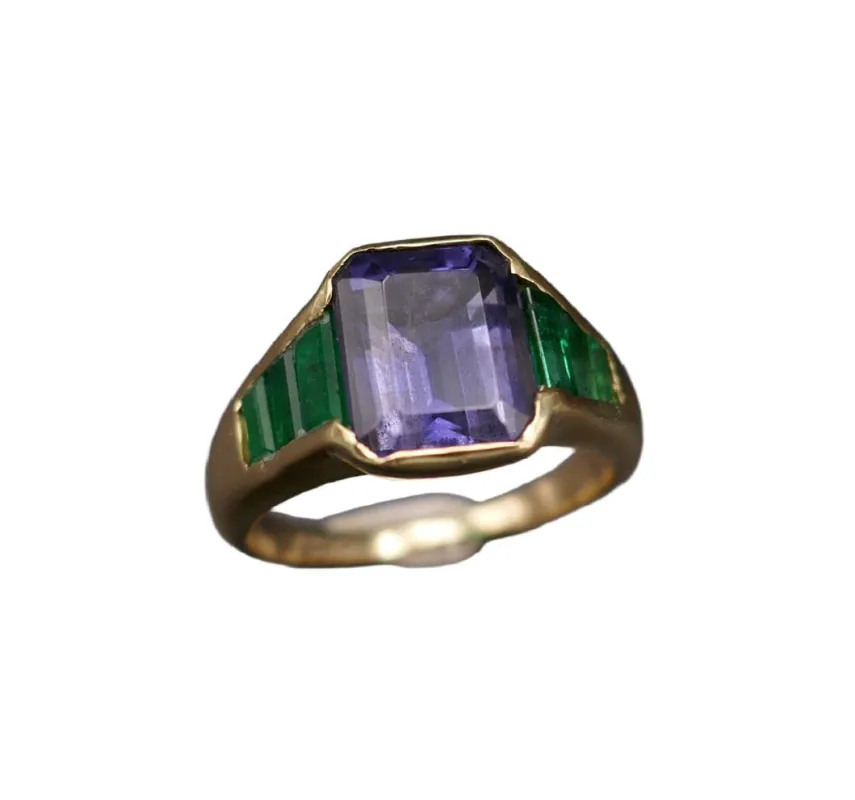 Bague en or jaune 18 carats avec iolite et émeraudes made by 58 Facettes