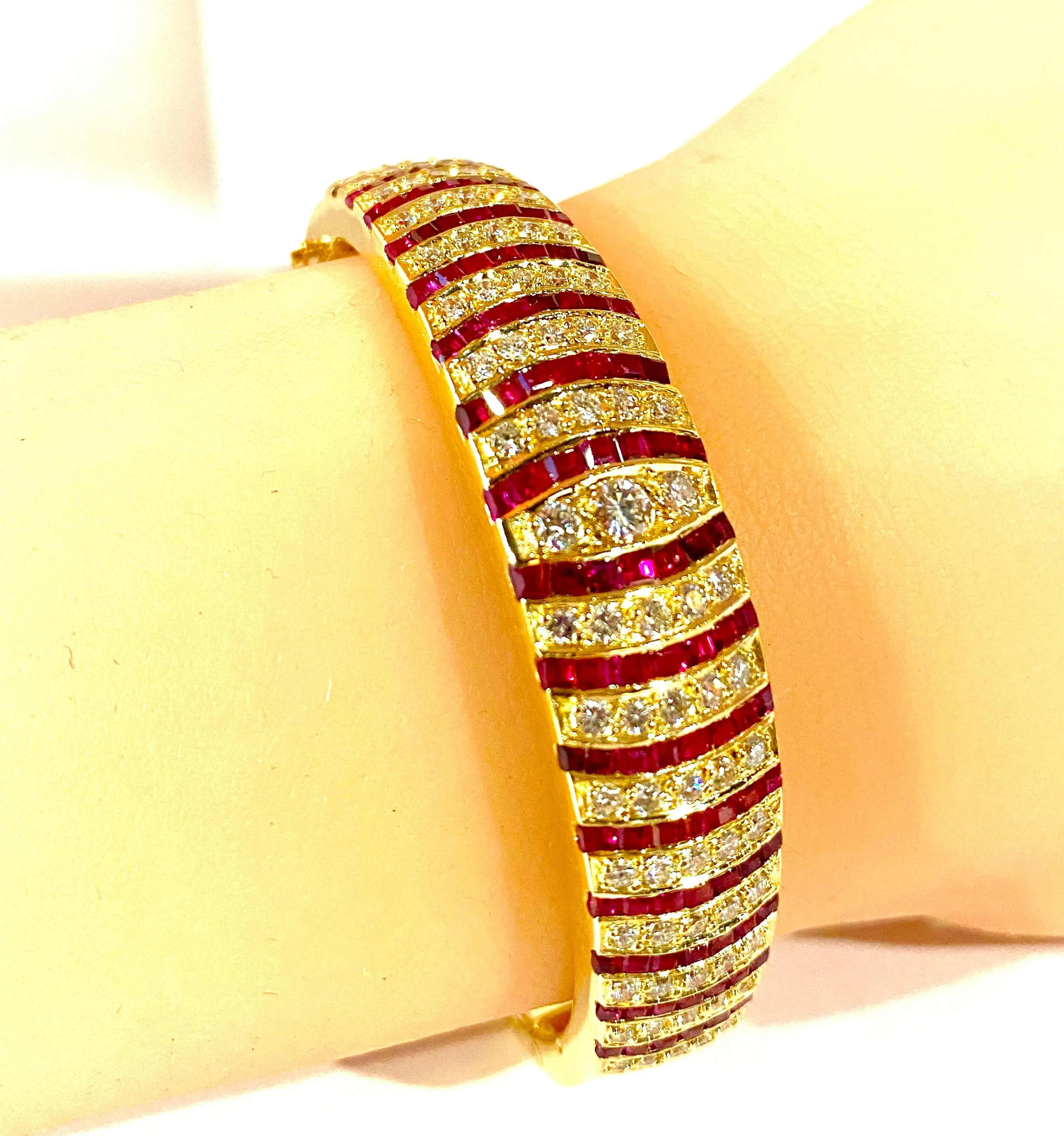 Bracelet jonc en or jaune 18 carats, rubis et diamants sold by 58 Facettes product image thumbnail 2