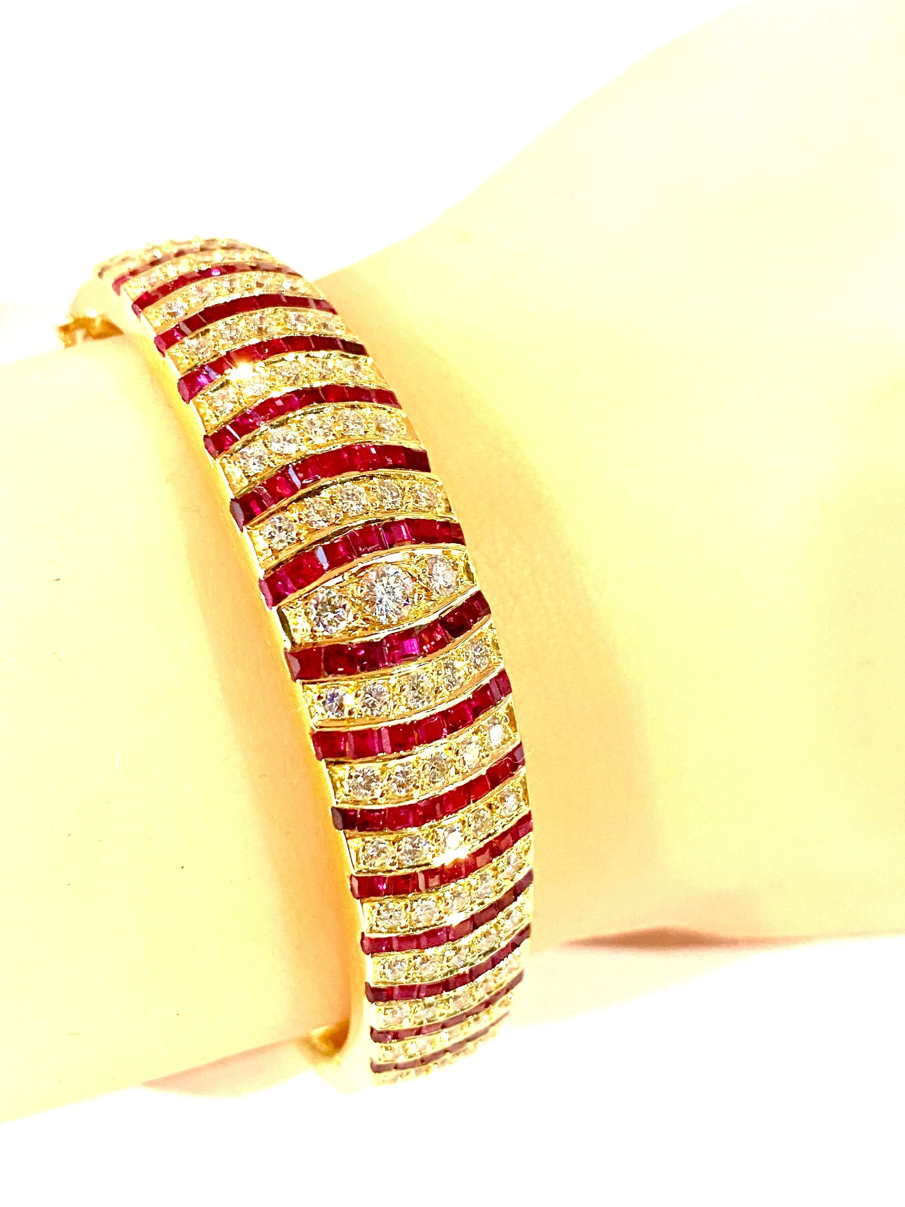 Bracelet jonc en or jaune 18 carats, rubis et diamants sold by 58 Facettes product image thumbnail 5