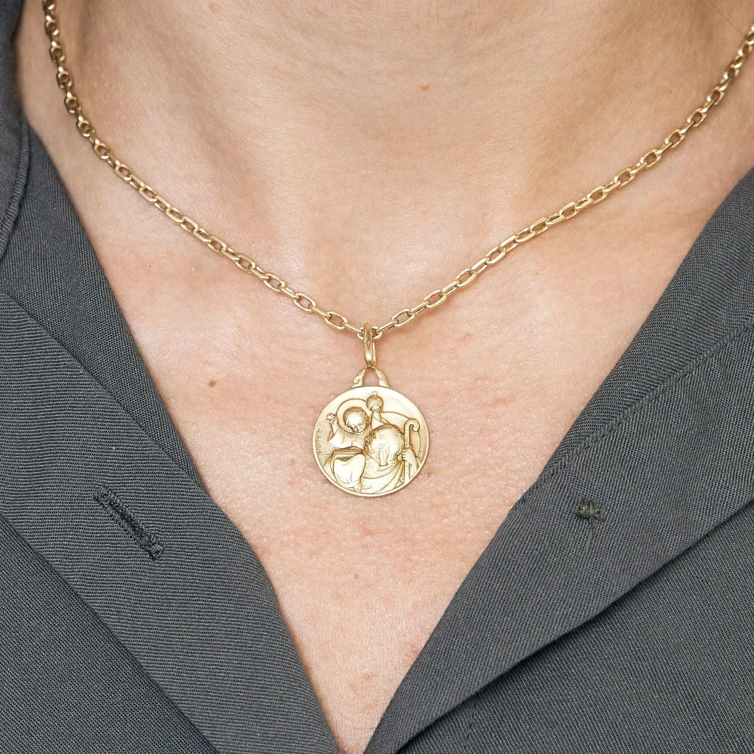 Chaîne en or jaune et médaille augis sold by 58 Facettes product image thumbnail 2
