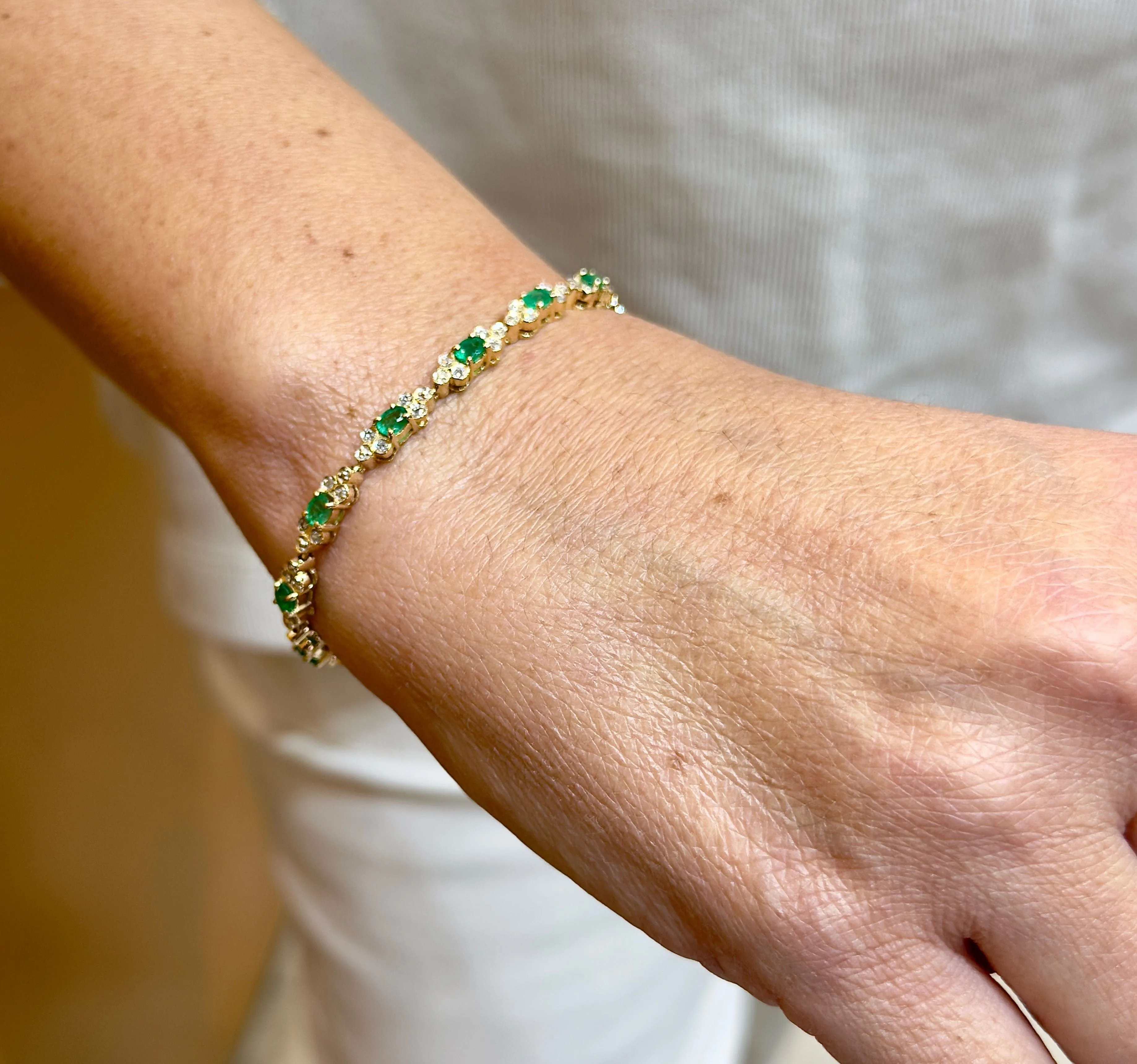 Bracelet en or jaune émeraudes et diamants sold by 58 Facettes product image thumbnail 2