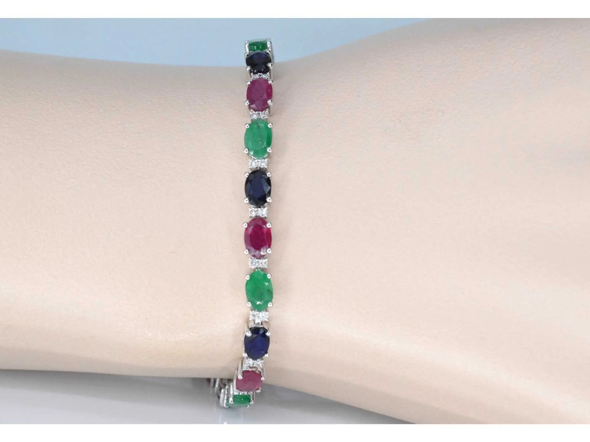 Bracelet tennis en or blanc avec diamants, saphir, rubis et émeraude sold by 58 Facettes product image thumbnail 2