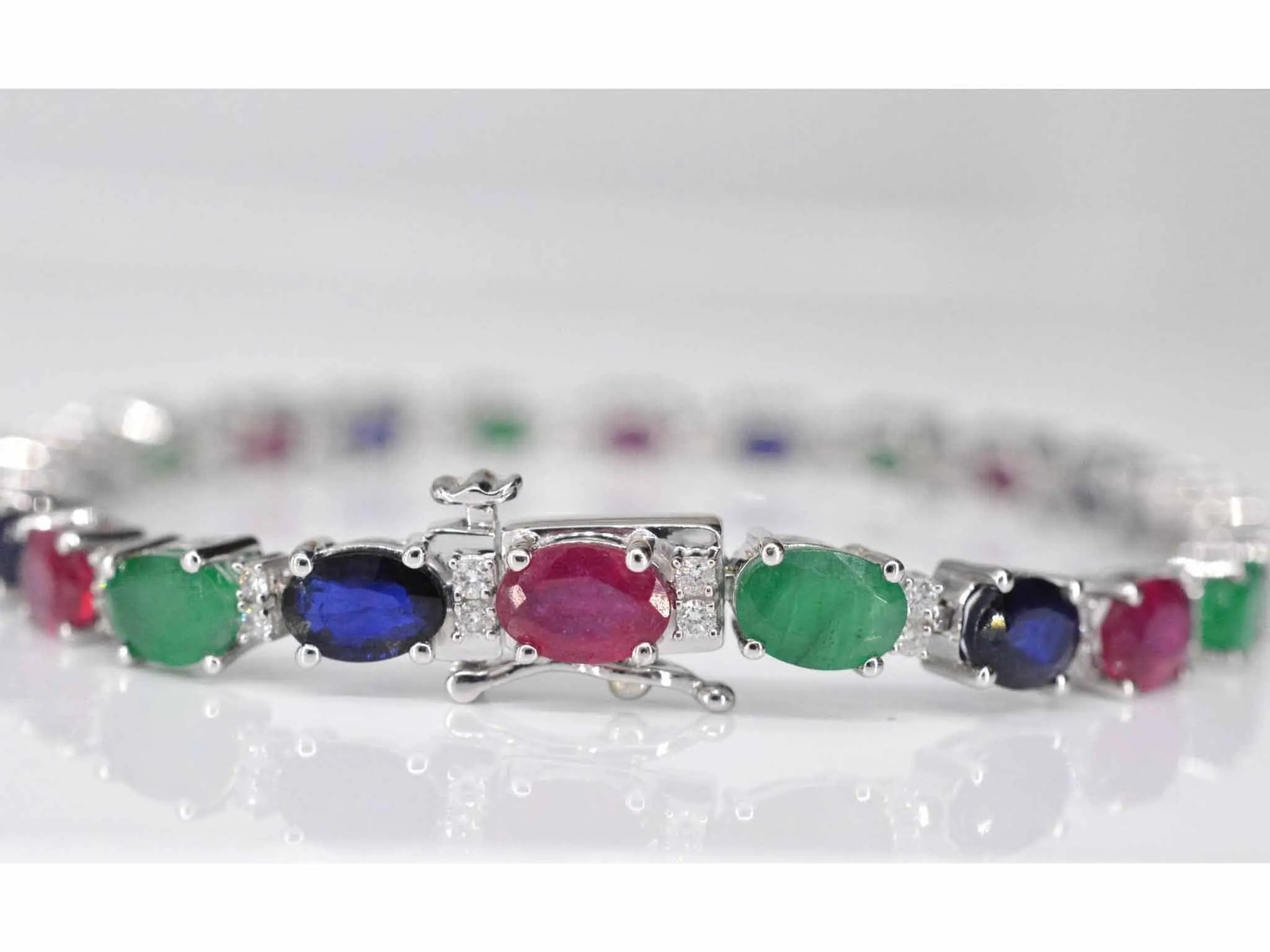 Bracelet tennis en or blanc avec diamants, saphir, rubis et émeraude sold by 58 Facettes product image thumbnail 4