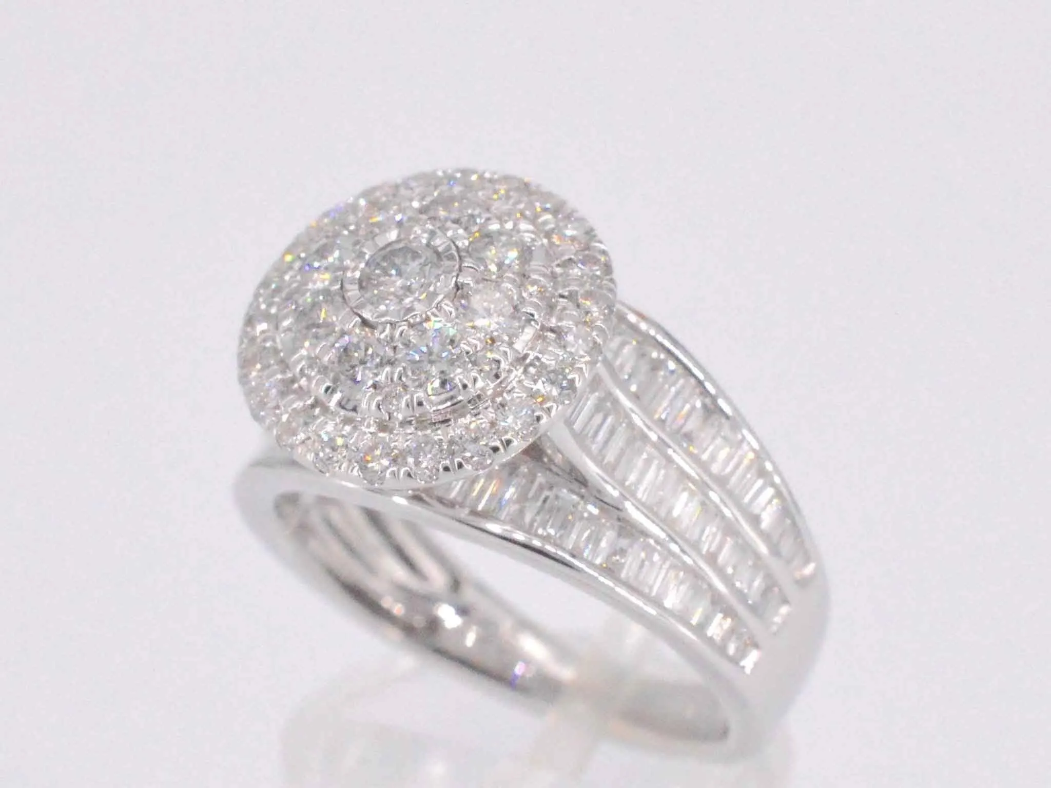 Bague entourage en or blanc avec diamants sold by 58 Facettes product image thumbnail 3