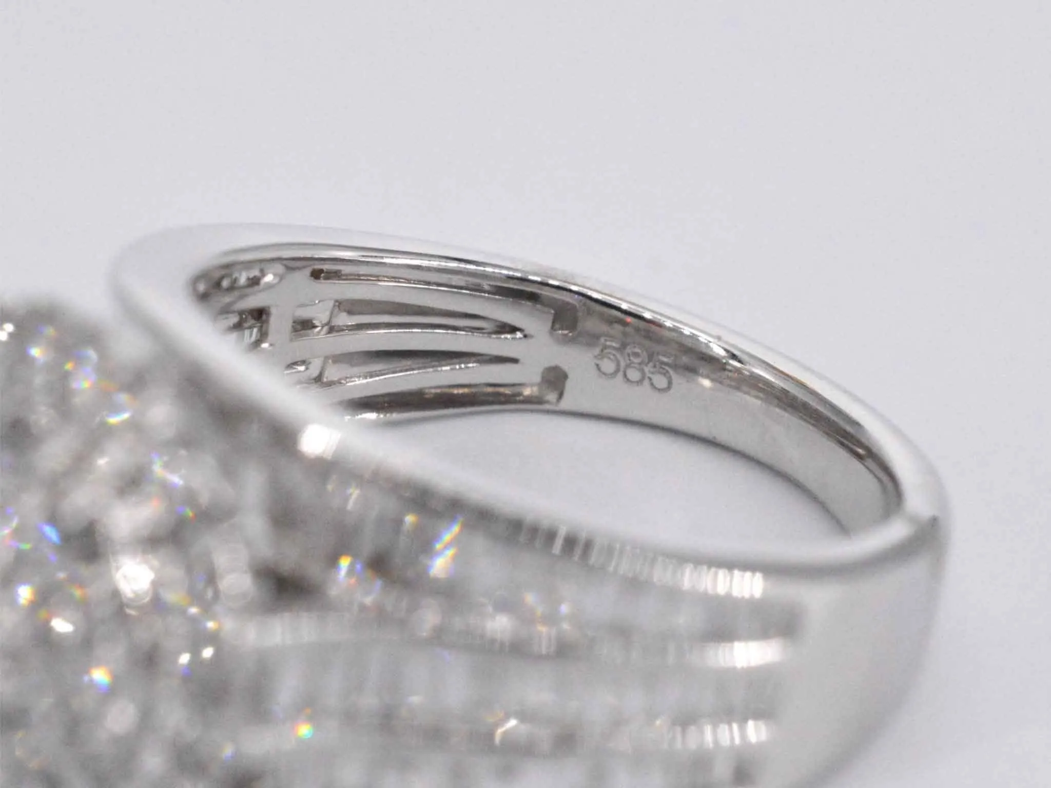 Bague entourage en or blanc avec diamants sold by 58 Facettes product image thumbnail 4