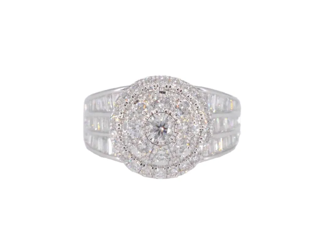 Bague entourage en or blanc avec diamants made by 58 Facettes