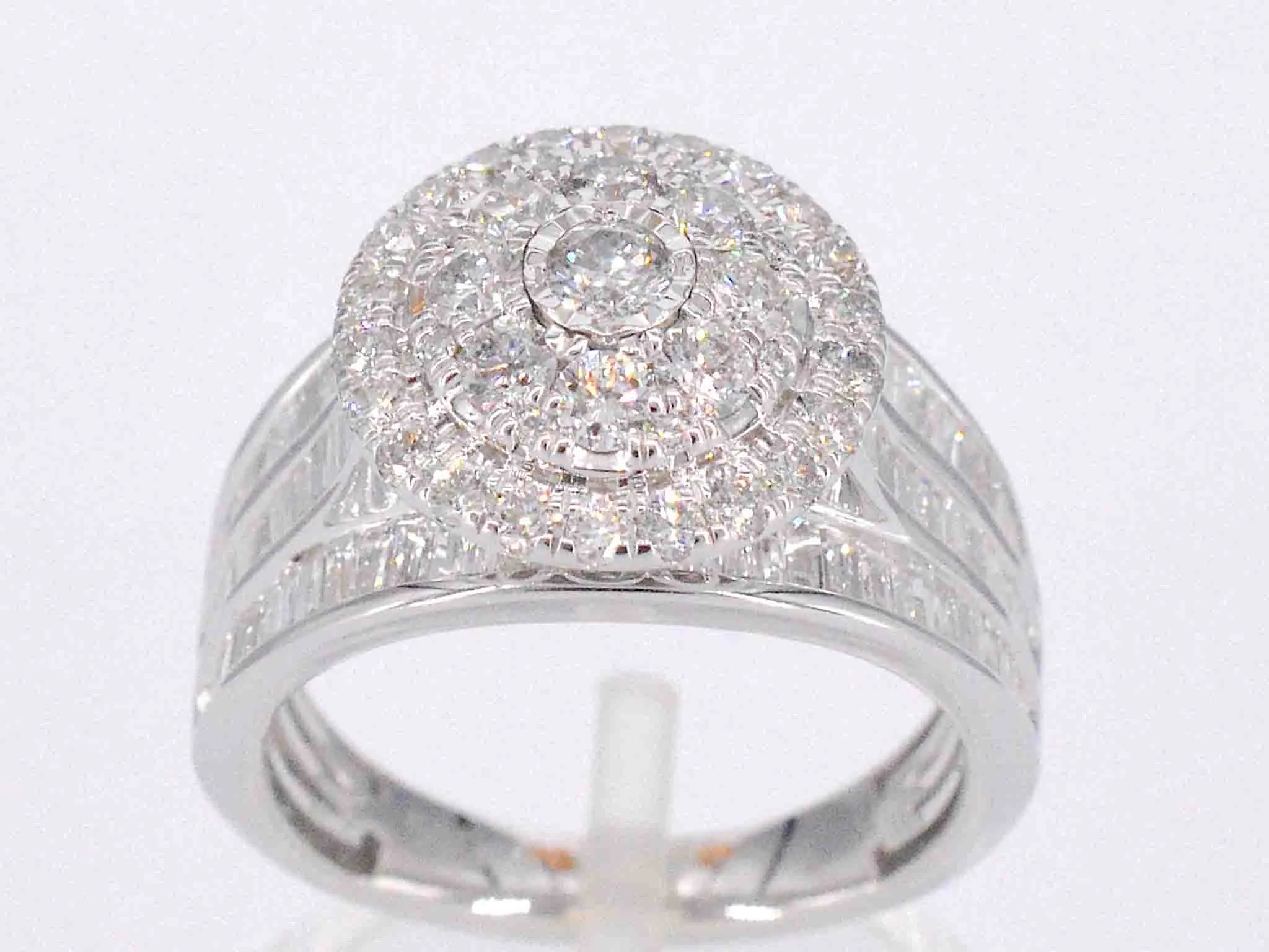 Bague entourage en or blanc avec diamants sold by 58 Facettes product image thumbnail 5