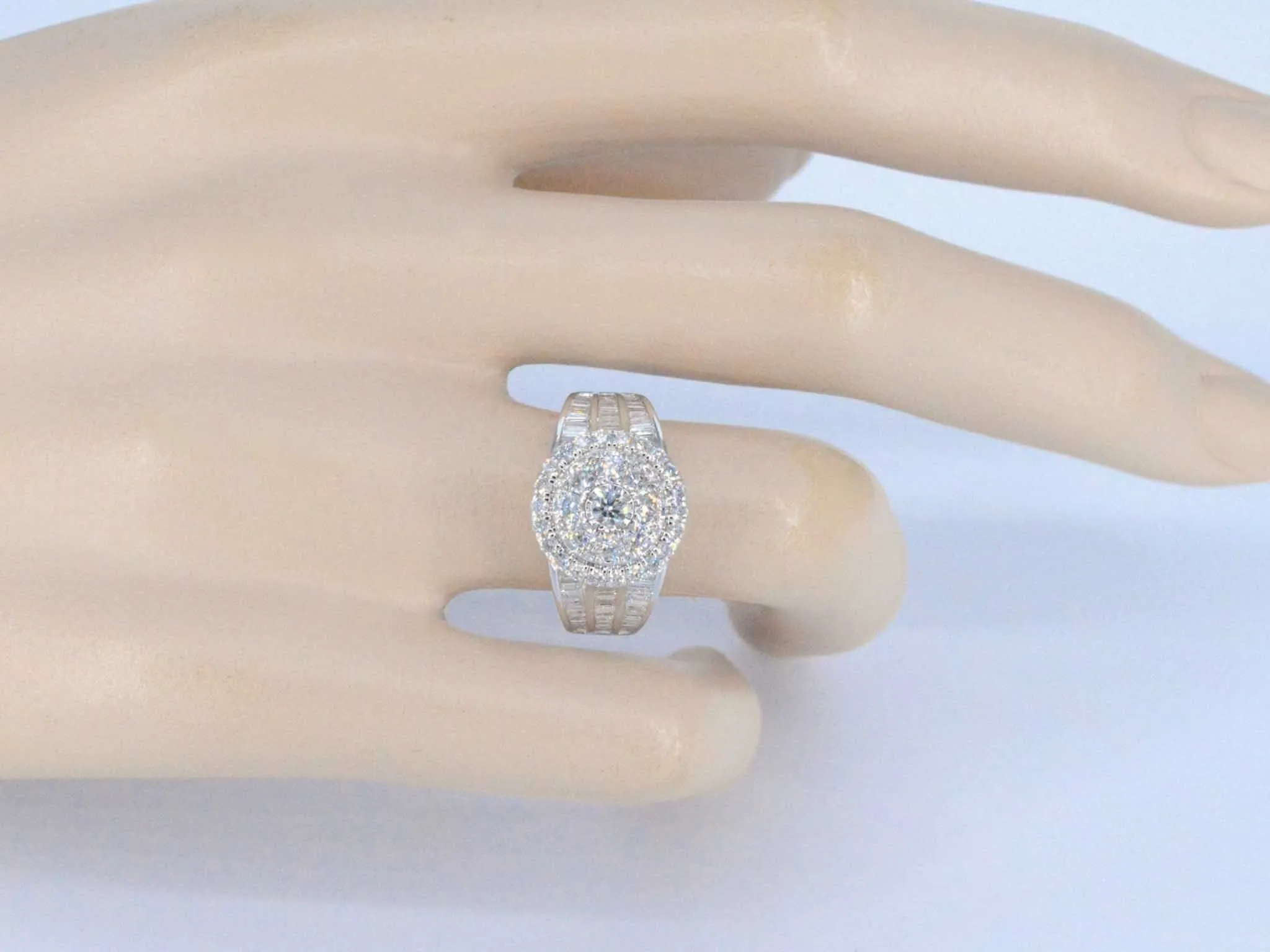 Bague entourage en or blanc avec diamants sold by 58 Facettes product image thumbnail 2