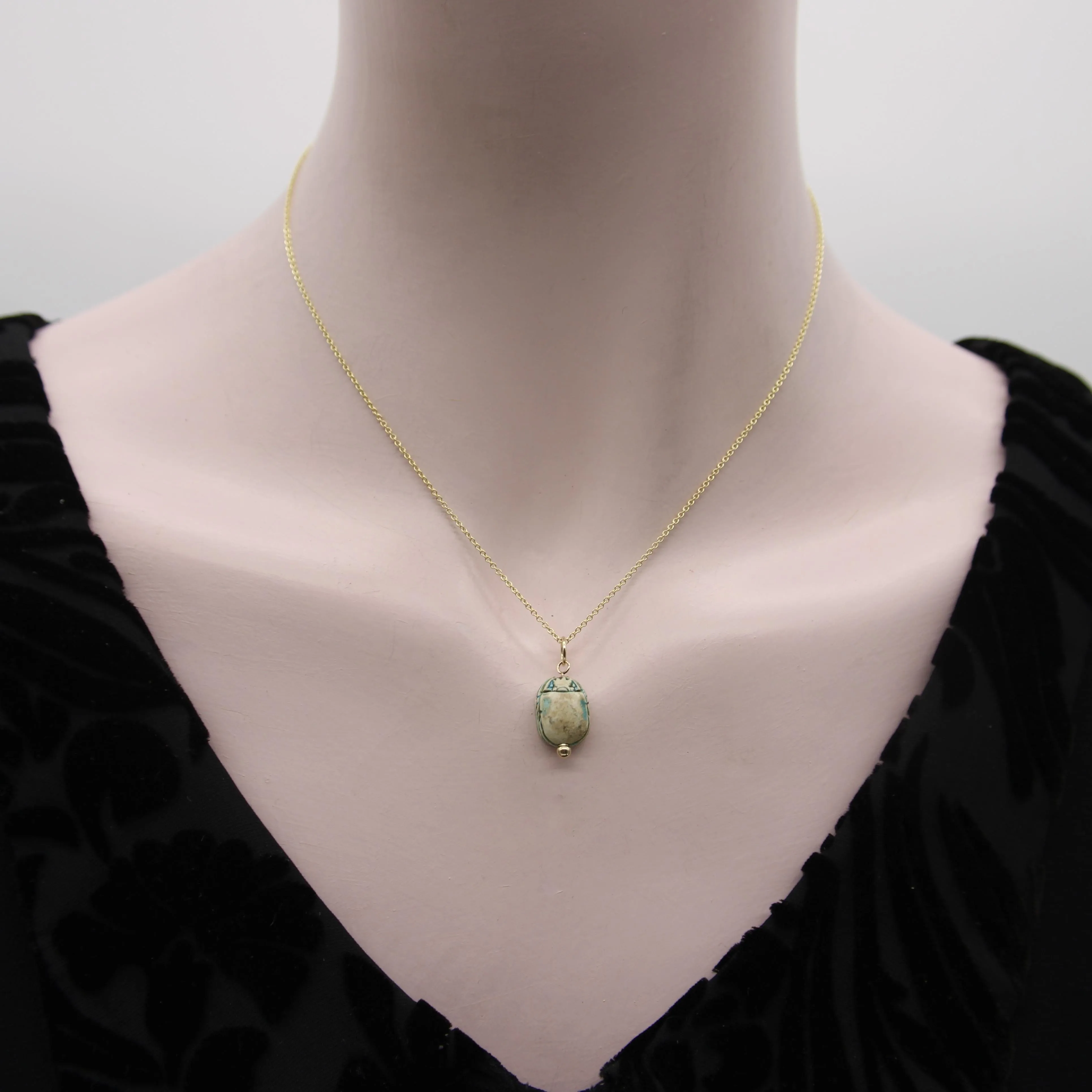 Pendentif scarabée en faïence turquoise de style néo-égyptien avec monture en or jaune sold by 58 Facettes product image thumbnail 2