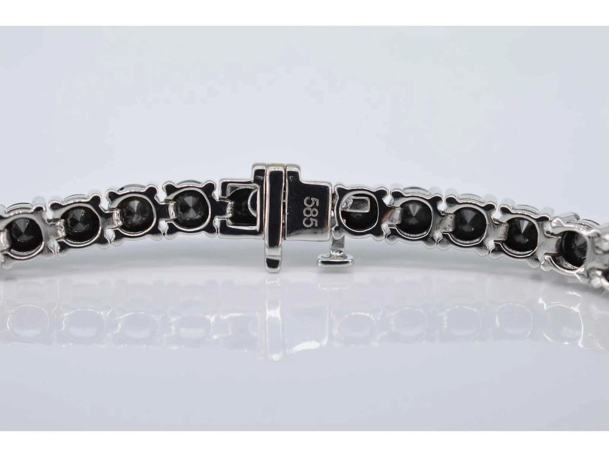 Bracelet tennis en or blanc serti de diamants noirs tout autour sold by 58 Facettes product image thumbnail 5