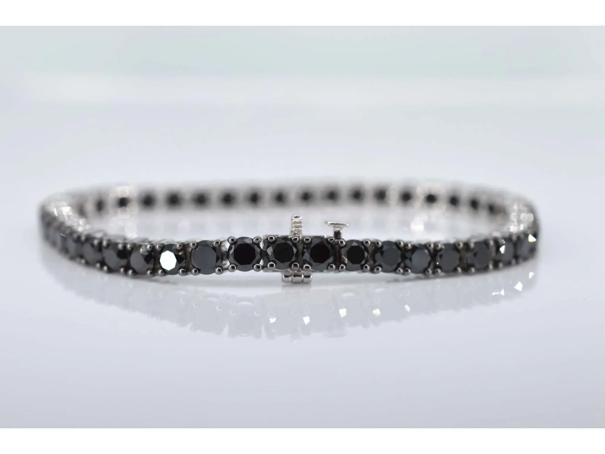 Bracelet tennis en or blanc serti de diamants noirs tout autour sold by 58 Facettes product image thumbnail 3