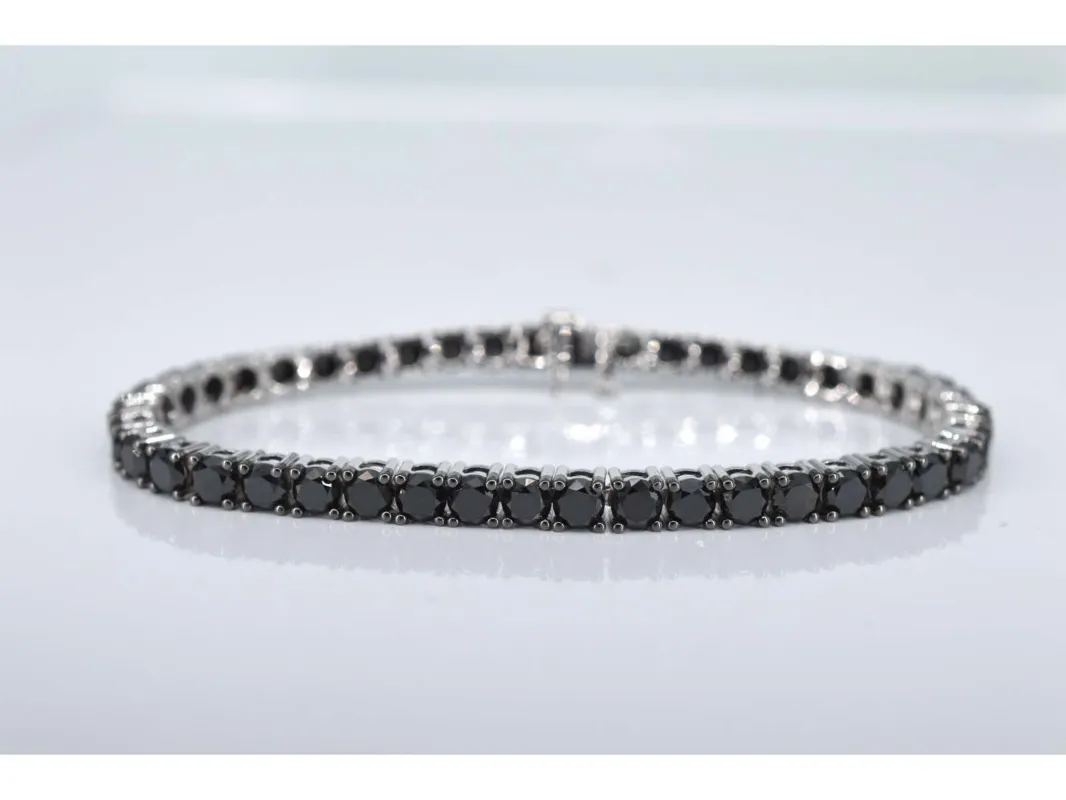 Bracelet tennis en or blanc serti de diamants noirs tout autour sold by 58 Facettes