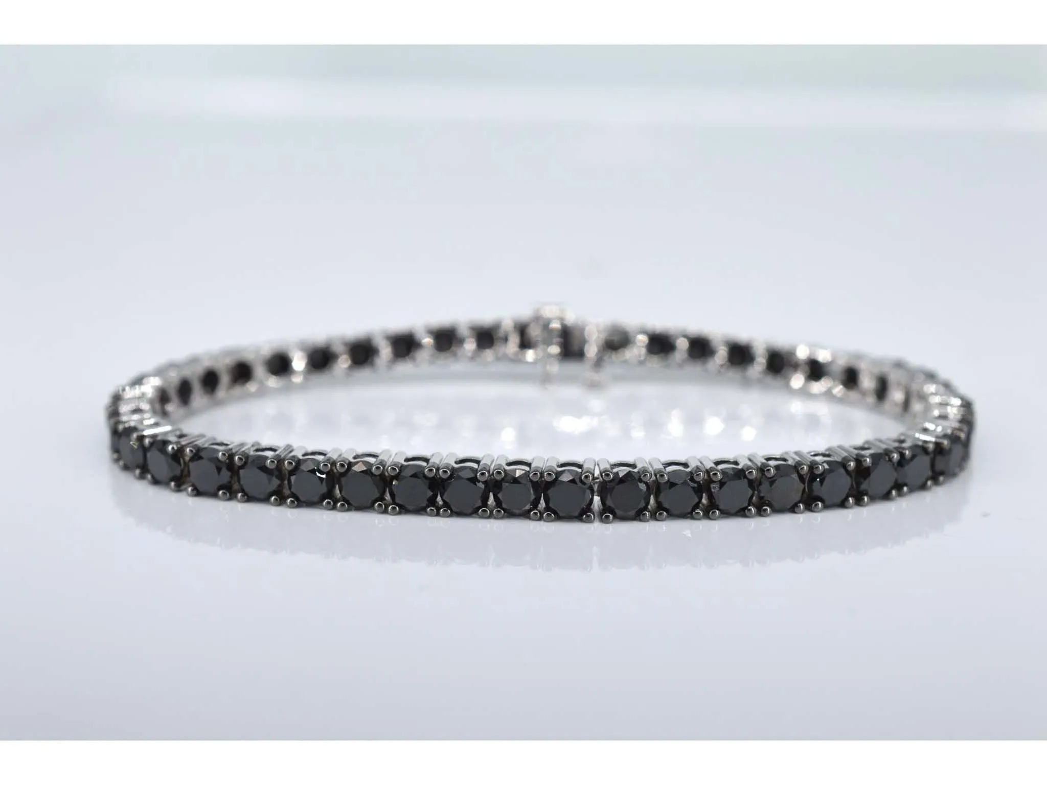 Bracelet tennis en or blanc serti de diamants noirs tout autour sold by 58 Facettes
