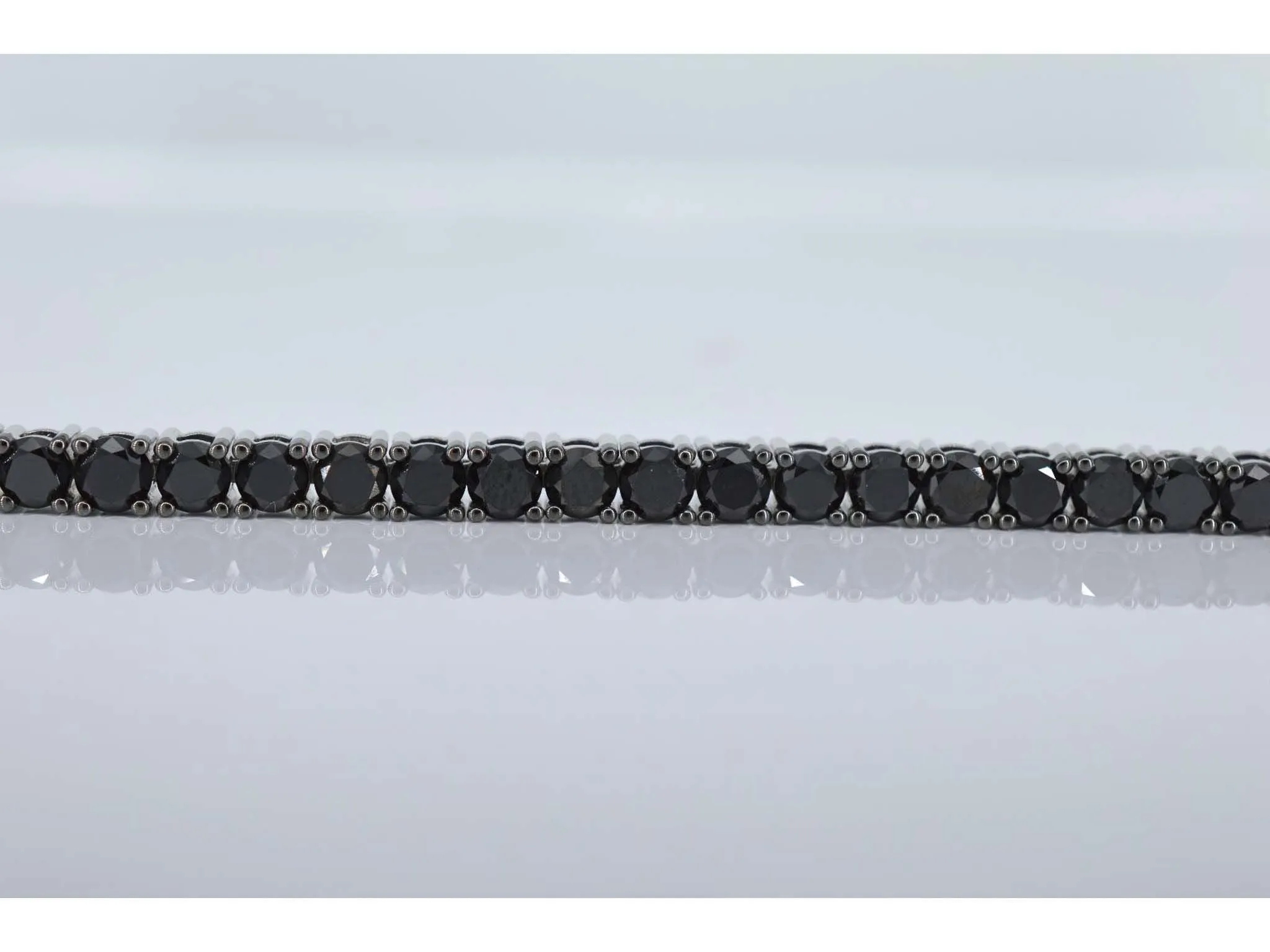 Bracelet tennis en or blanc serti de diamants noirs tout autour sold by 58 Facettes product image thumbnail 4