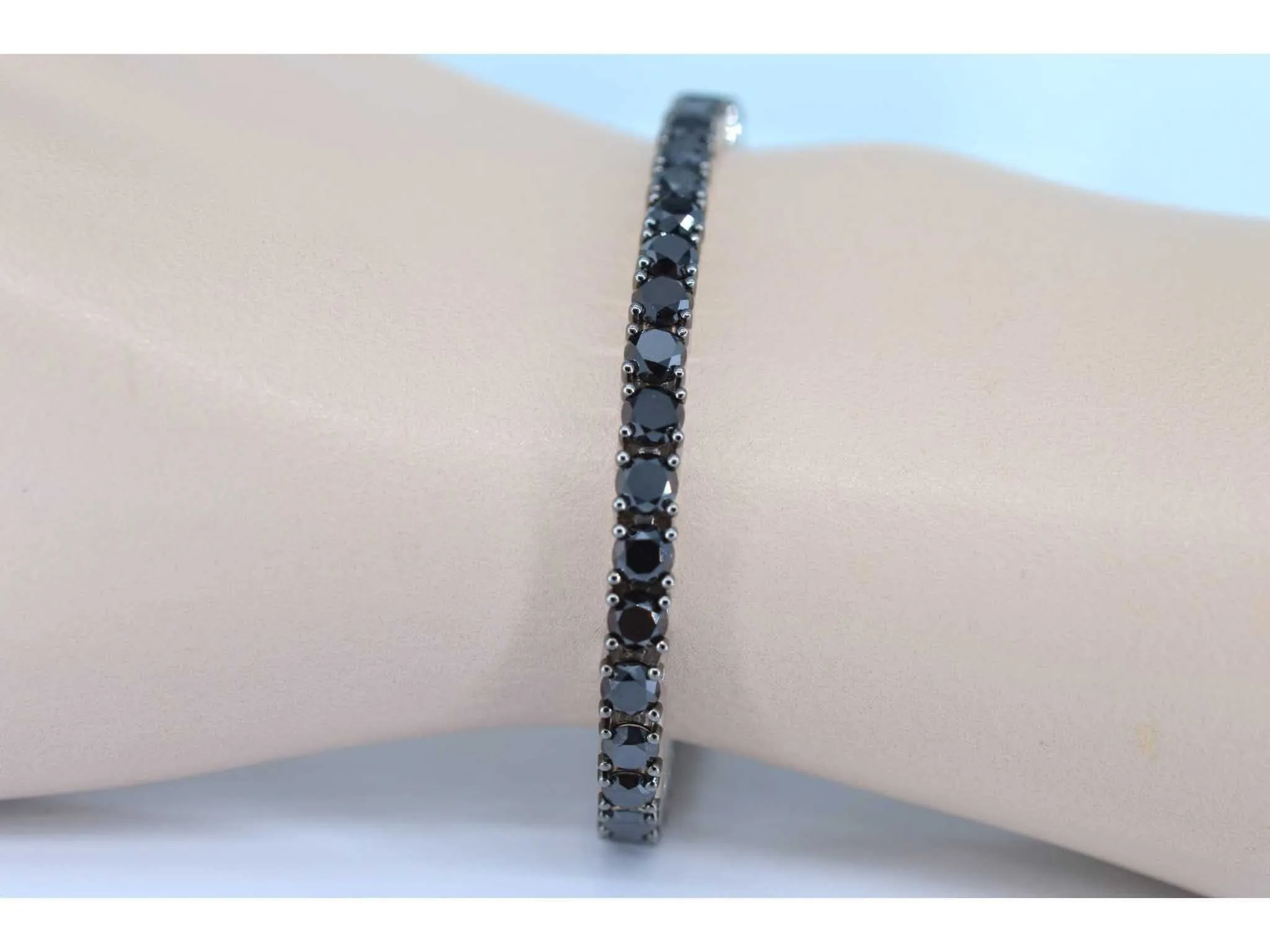 Bracelet tennis en or blanc serti de diamants noirs tout autour sold by 58 Facettes product image thumbnail 2