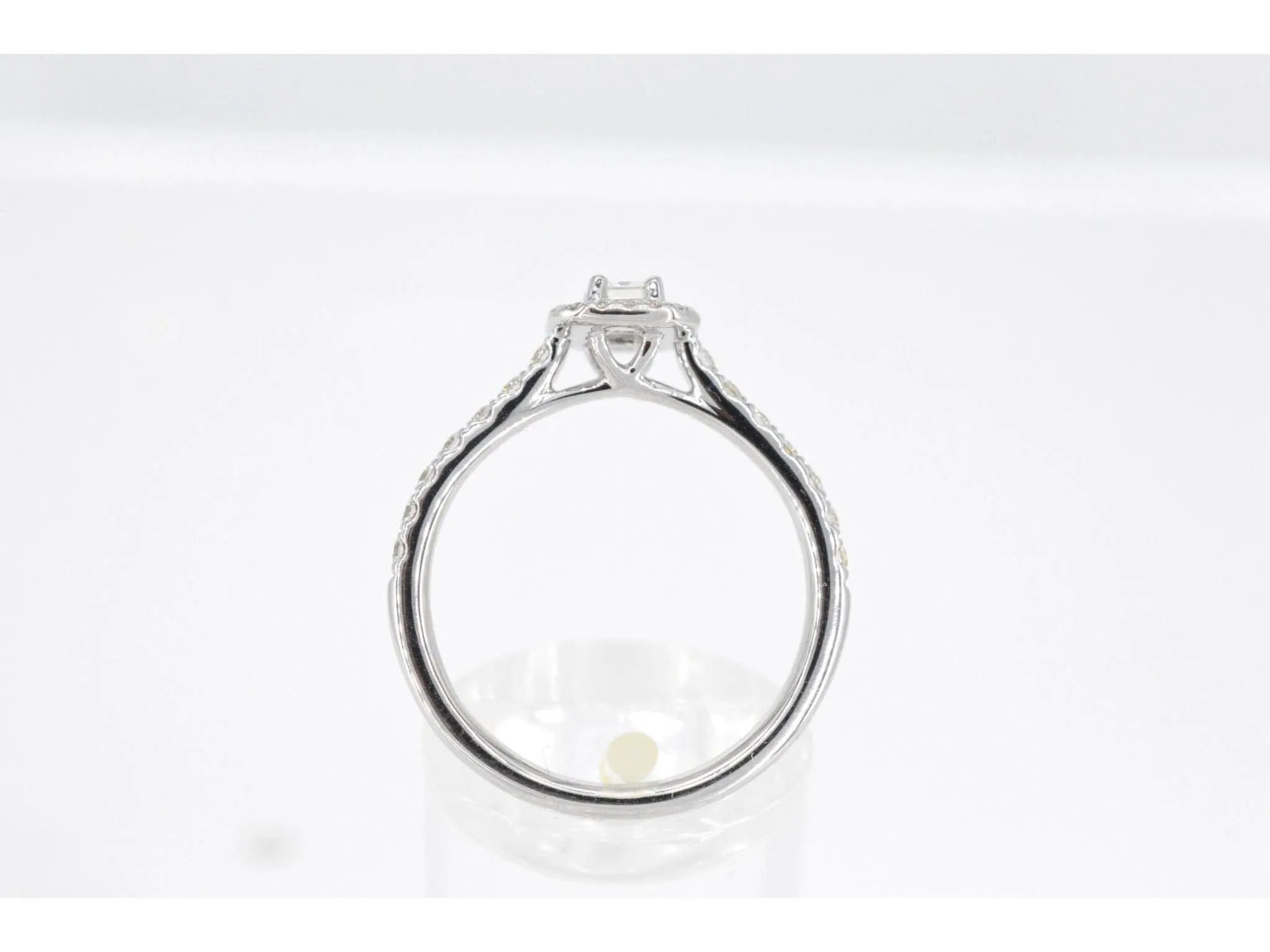 Bague entourage en or blanc avec diamants taille brillant et baguette sold by 58 Facettes product image thumbnail 3