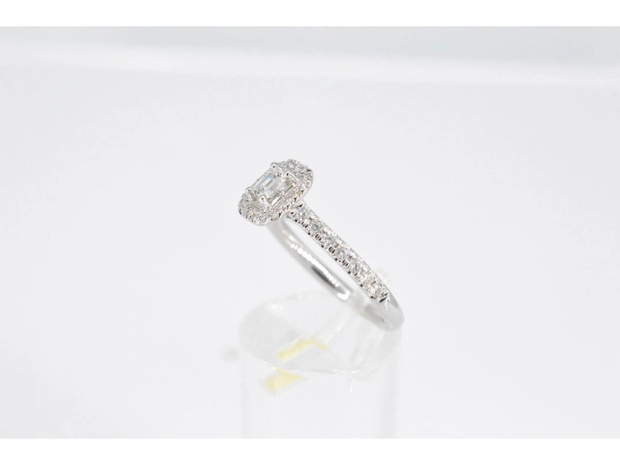 Bague entourage en or blanc avec diamants taille brillant et baguette sold by 58 Facettes product image thumbnail 4