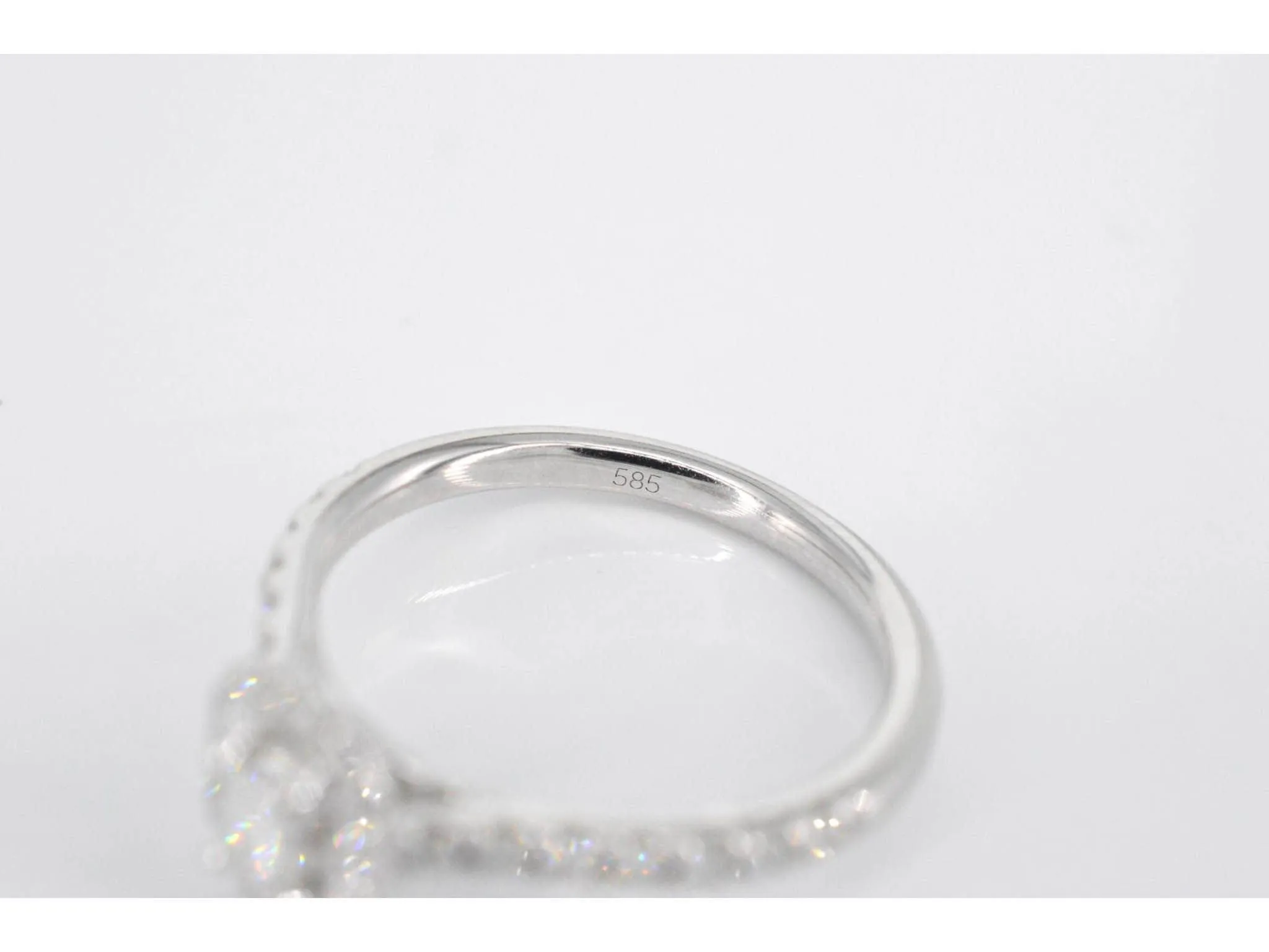 Bague entourage en or blanc avec diamants taille brillant et baguette sold by 58 Facettes product image thumbnail 5