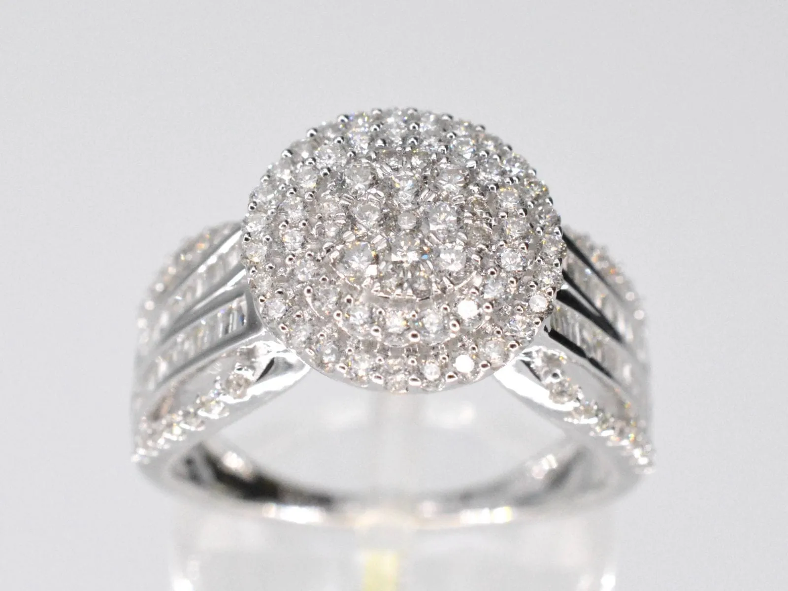 Bague entourage en or blanc avec diamants sold by 58 Facettes product image thumbnail 4