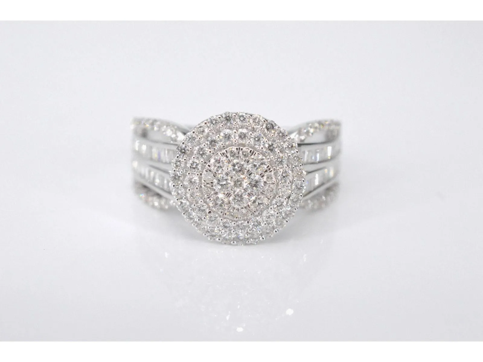 Bague entourage en or blanc avec diamants sold by 58 Facettes