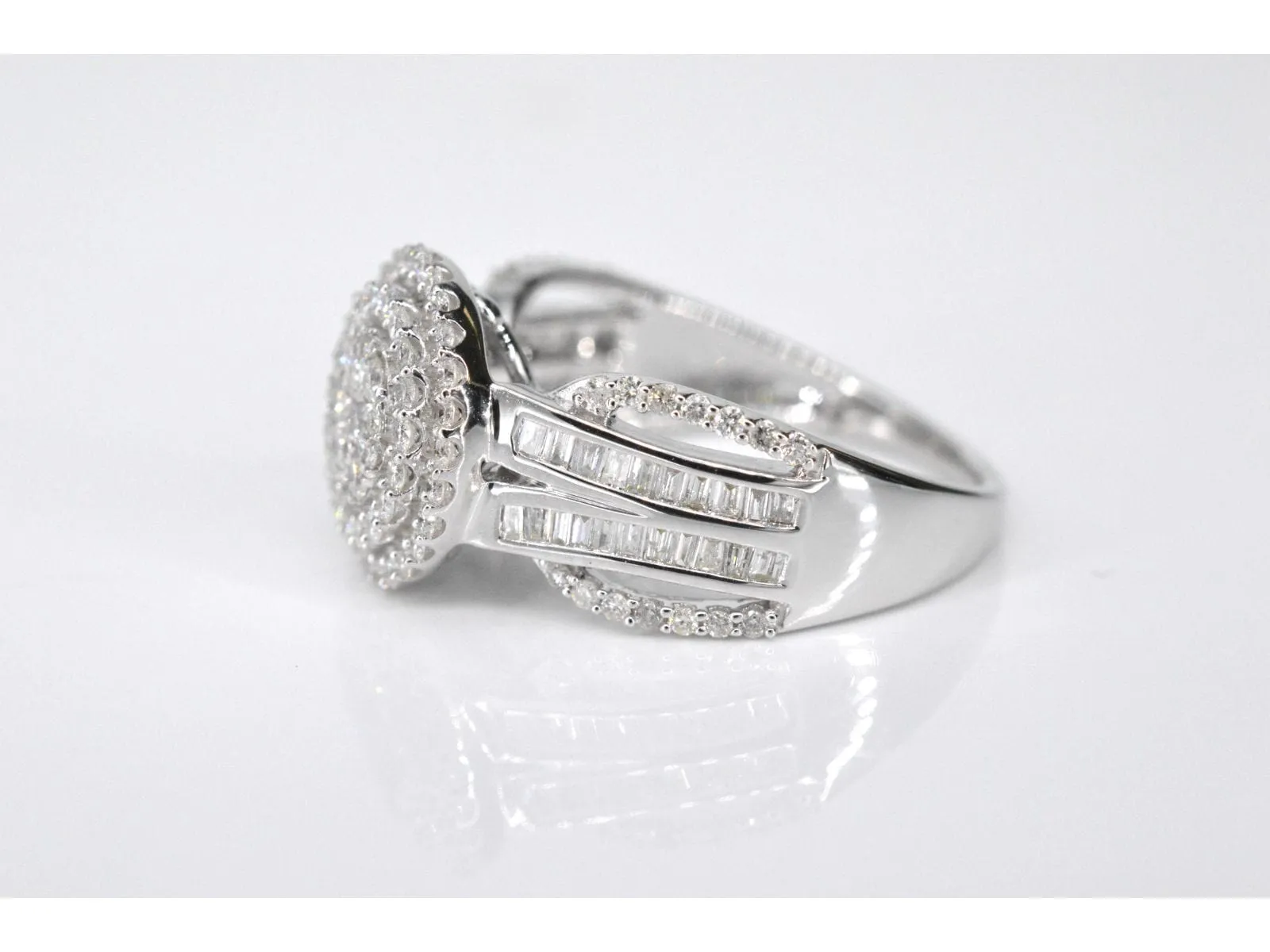 Bague entourage en or blanc avec diamants sold by 58 Facettes product image thumbnail 5