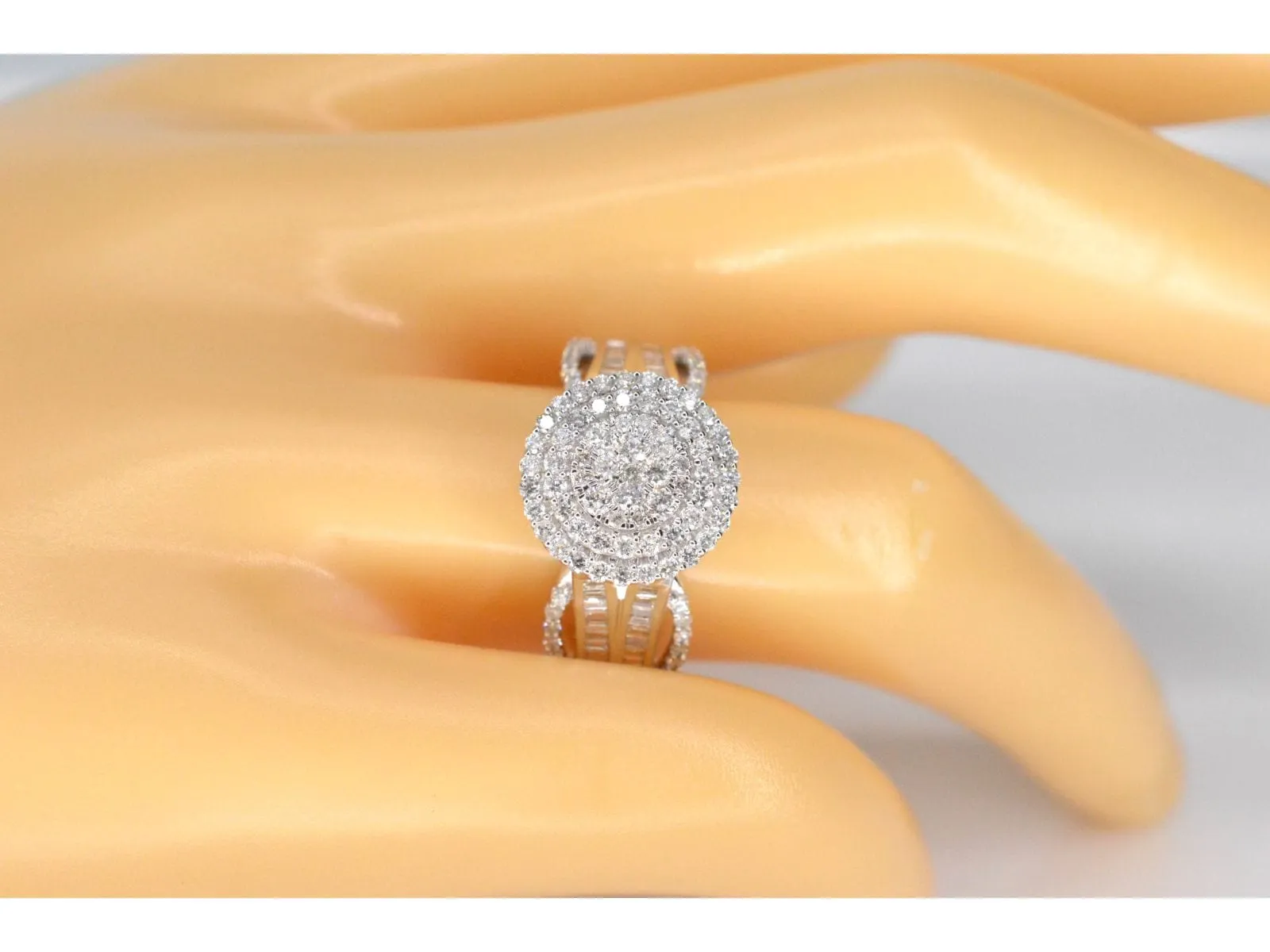 Bague entourage en or blanc avec diamants sold by 58 Facettes product image thumbnail 2