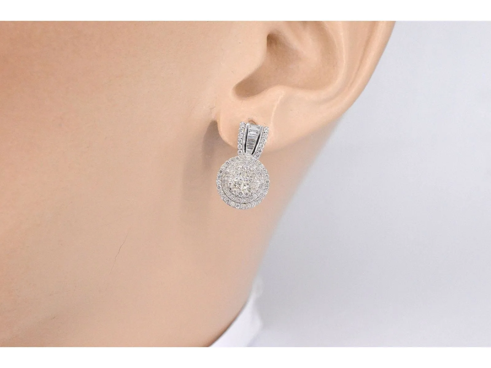 Boucles d'oreilles en or blanc avec diamants taille brillant sold by 58 Facettes product image thumbnail 2