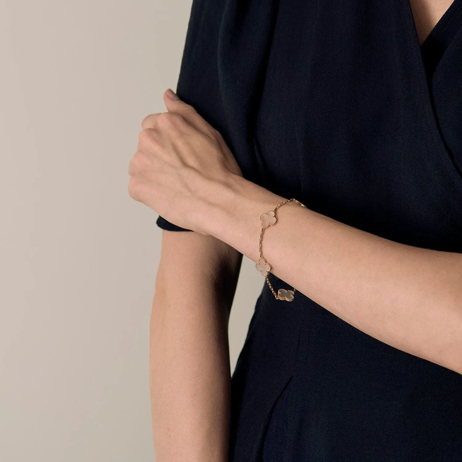 VAN CLEEF & ARPELS - ALHAMBRA - Rare Bracelet en or jaune et cristal de roche. sold by 58 Facettes product image thumbnail 2