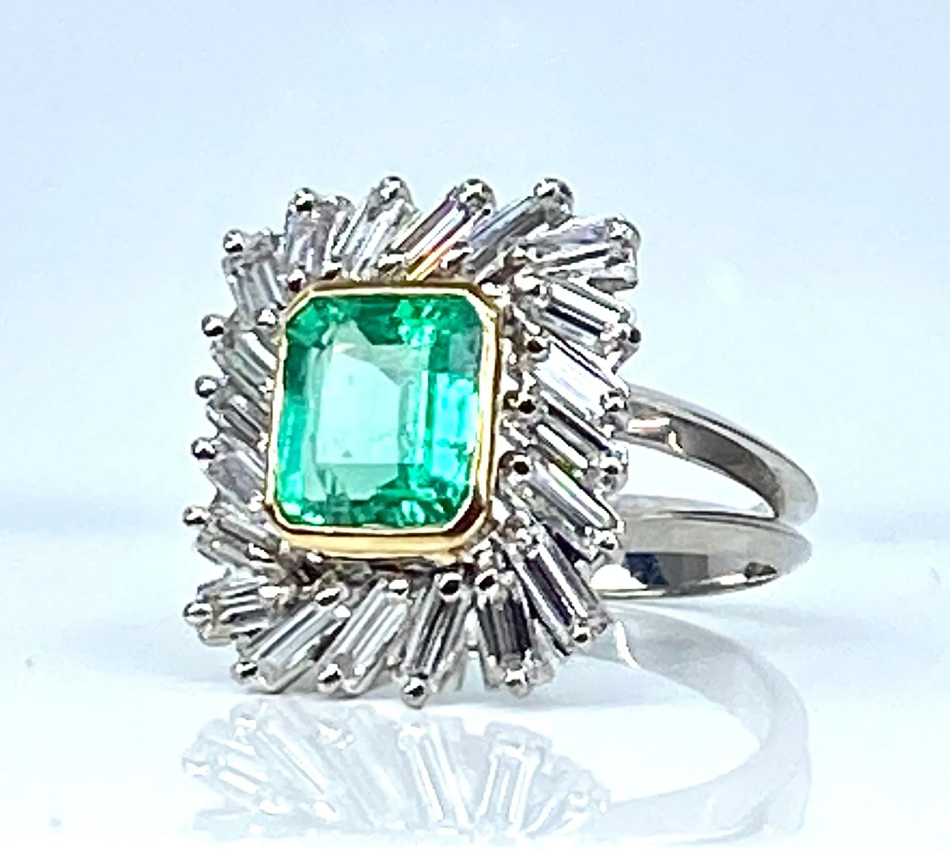 Bague en or jaune et platine, émeraude et diamants baguettes sold by 58 Facettes product image thumbnail 5