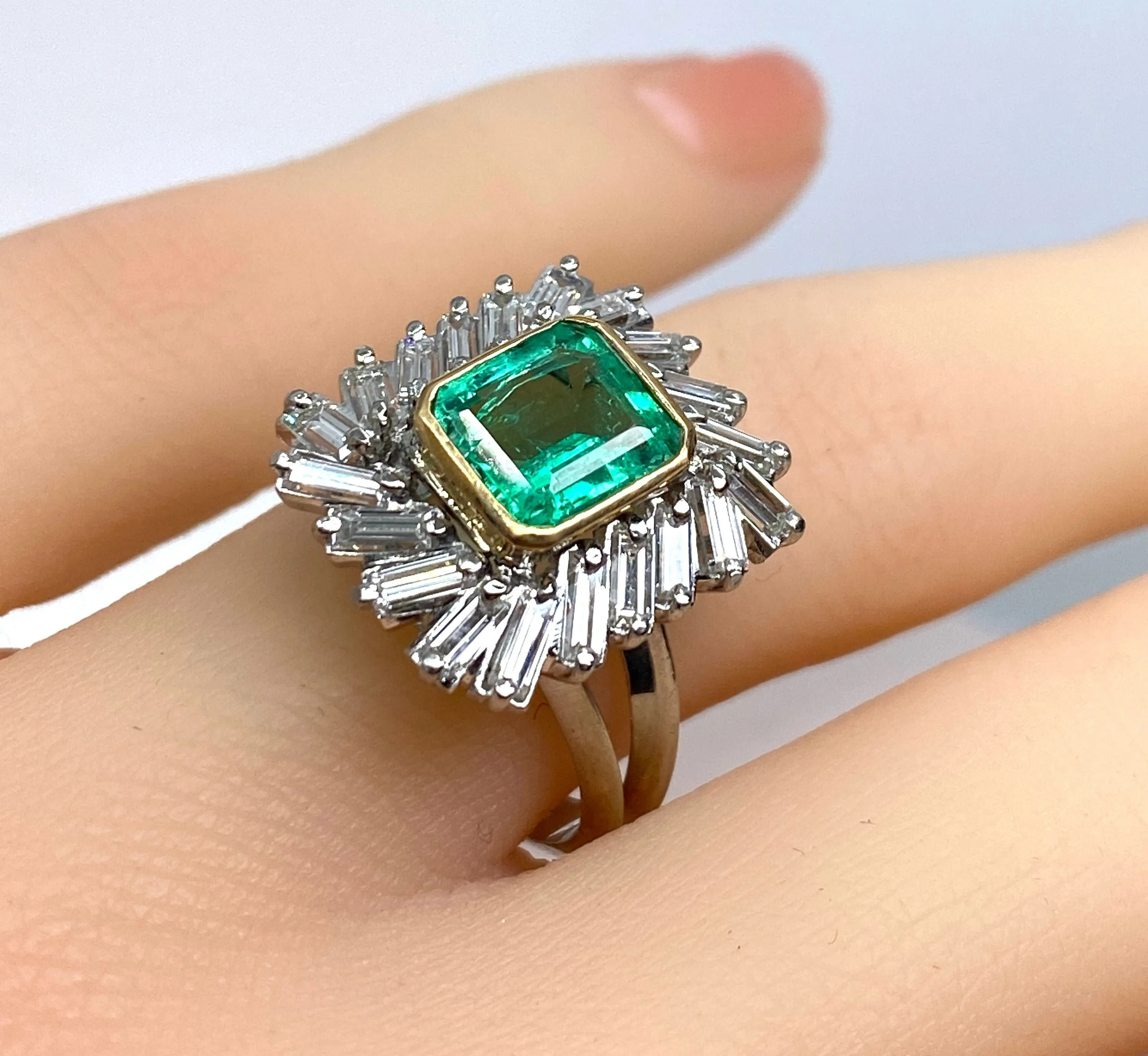 Bague en or jaune et platine, émeraude et diamants baguettes sold by 58 Facettes product image thumbnail 4