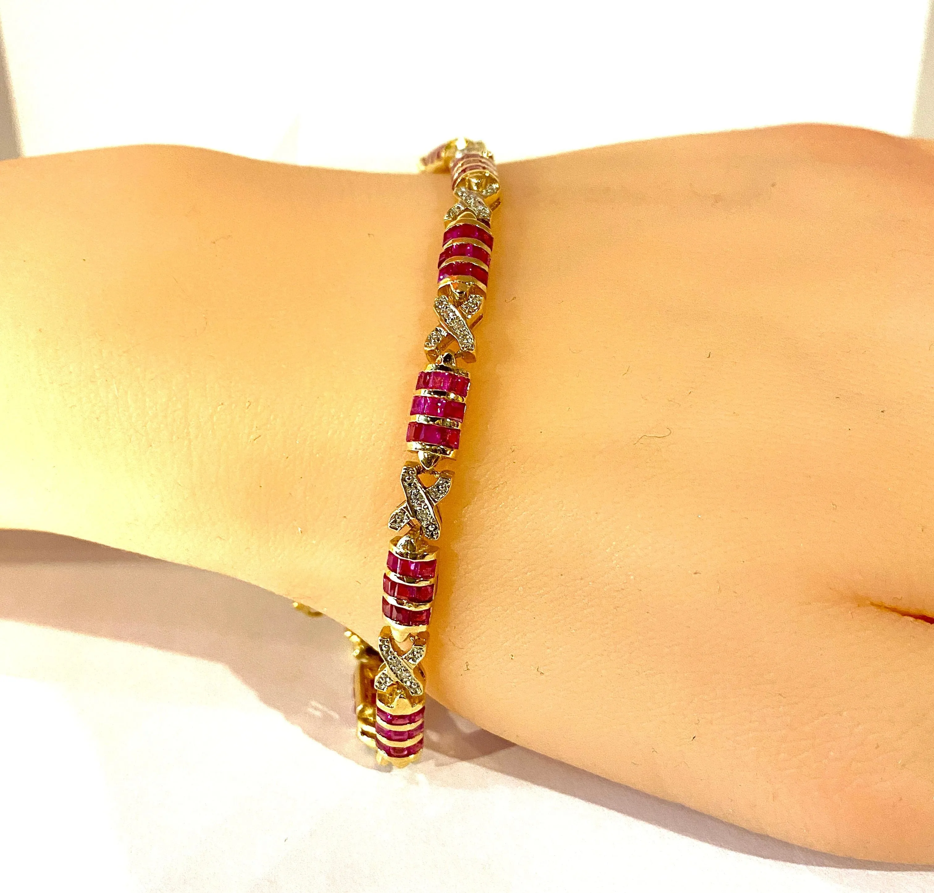 Bracelet en or jaune, rubis calibrés et diamants sold by 58 Facettes product image thumbnail 4