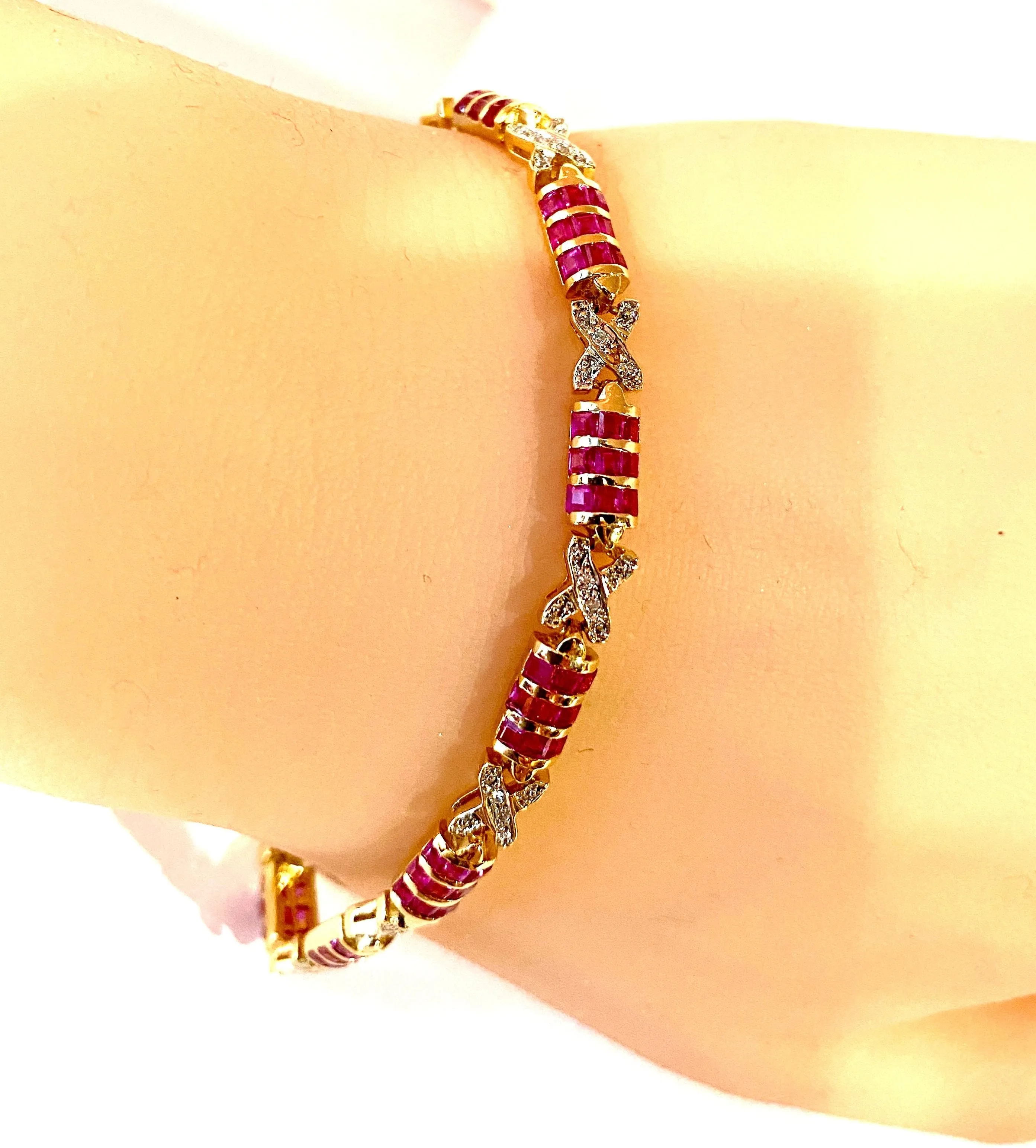Bracelet en or jaune, rubis calibrés et diamants sold by 58 Facettes product image thumbnail 2