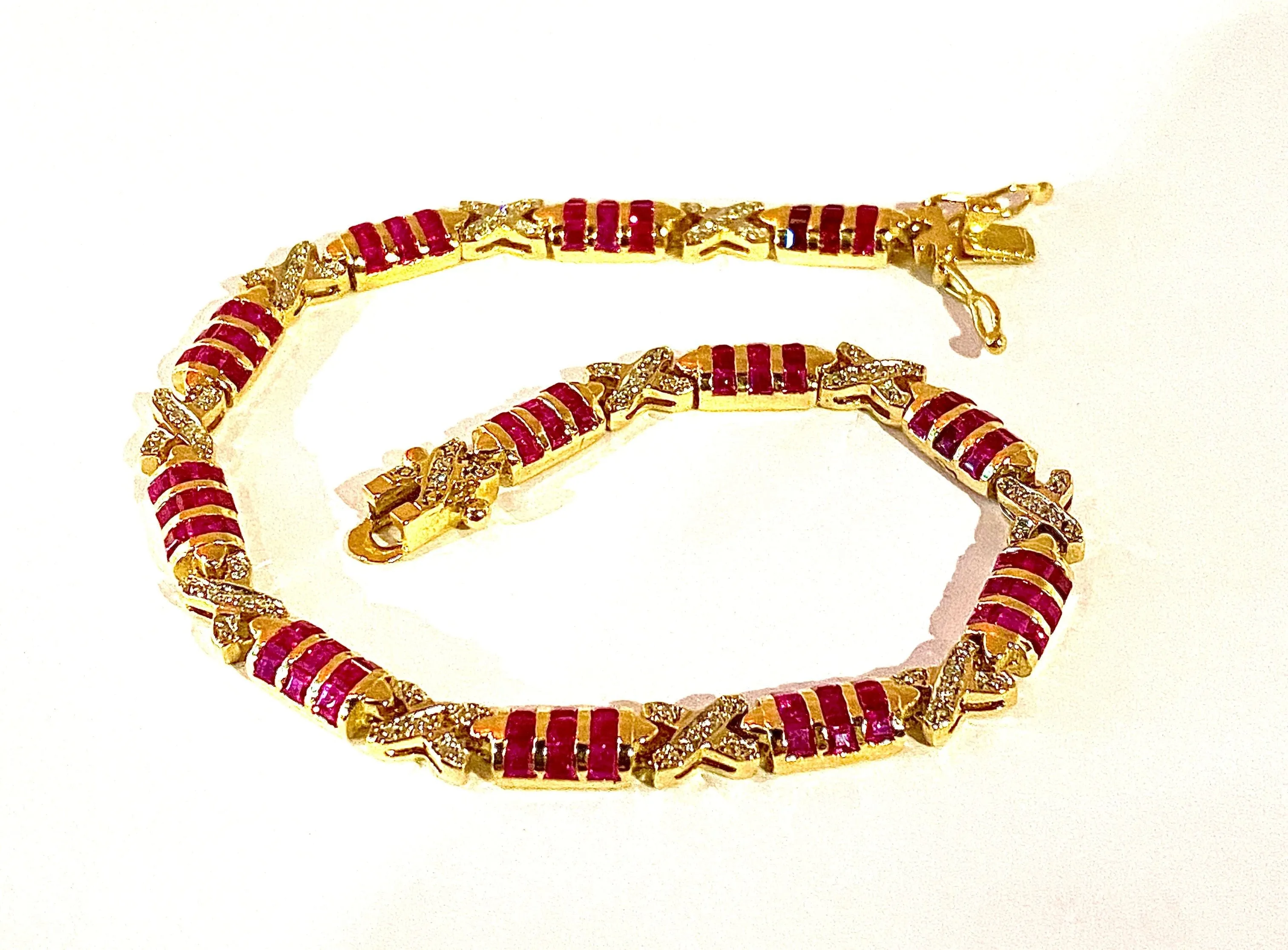 Bracelet en or jaune, rubis calibrés et diamants sold by 58 Facettes