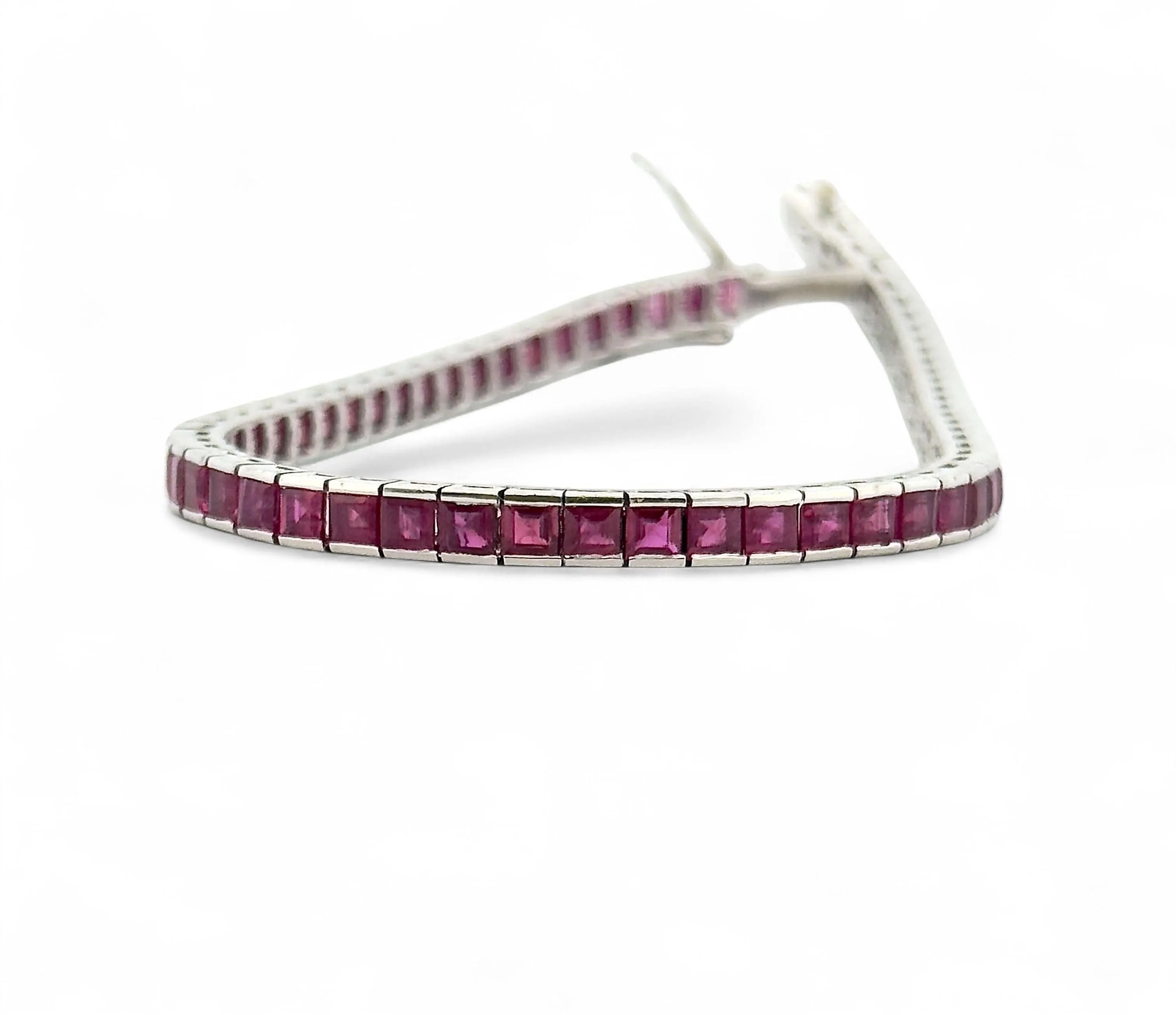 Bracelet tennis en or blanc 18 carats et rubis sold by 58 Facettes