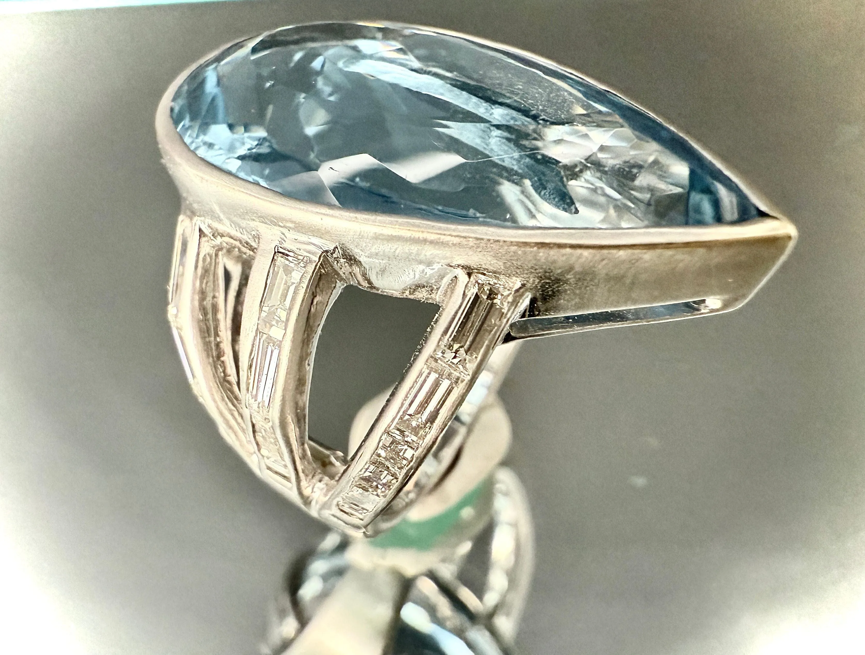 Bague en or blanc 18 carats sertie d’une topaze et diamants sold by 58 Facettes product image thumbnail 4