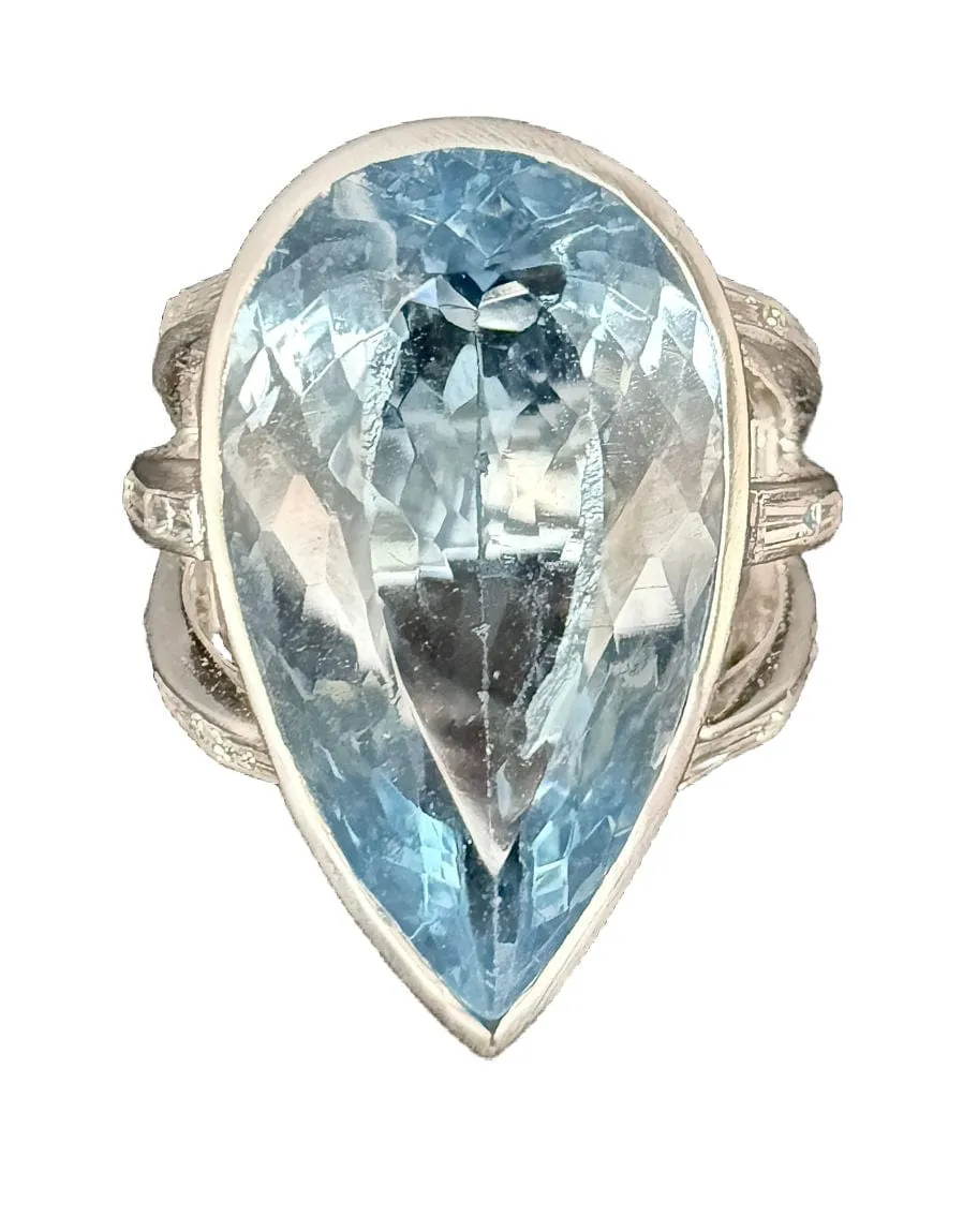 Bague en or blanc 18 carats sertie d’une topaze et diamants sold by 58 Facettes