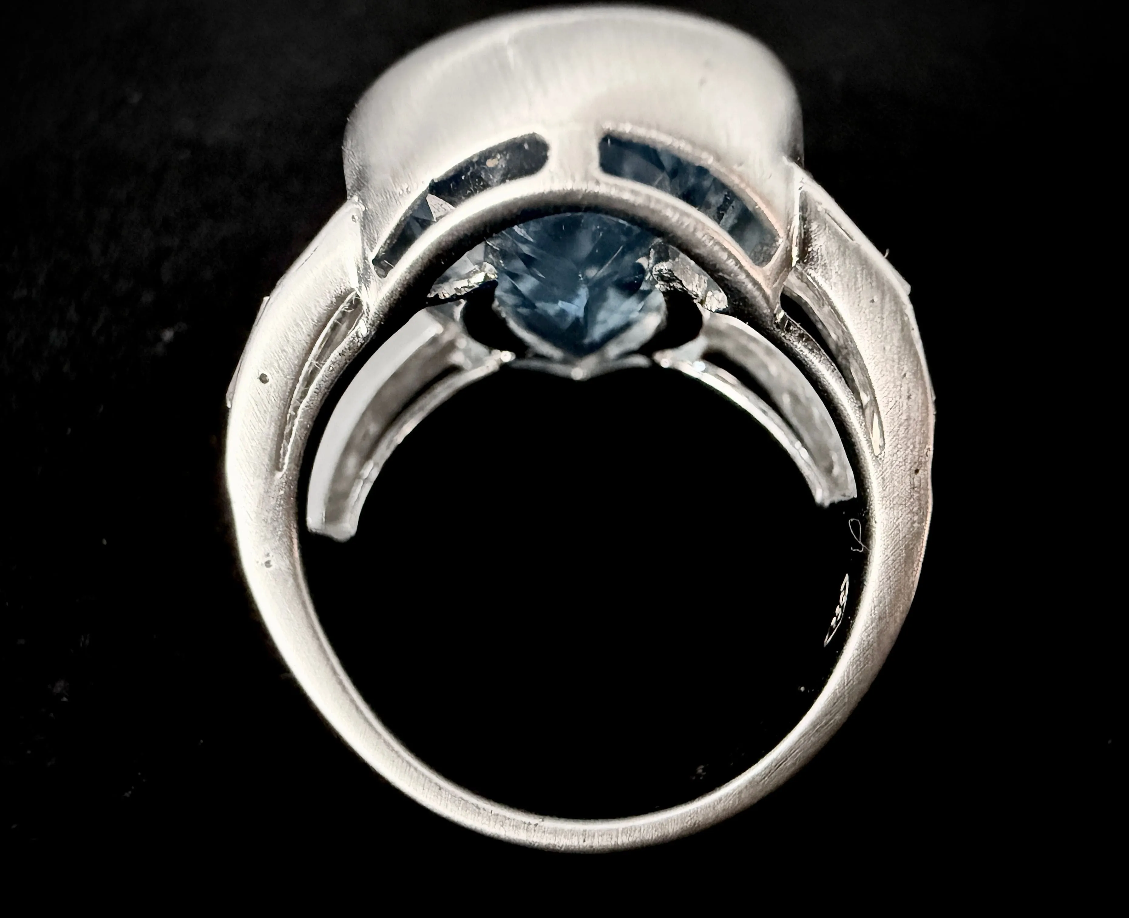 Bague en or blanc 18 carats sertie d’une topaze et diamants sold by 58 Facettes product image thumbnail 2