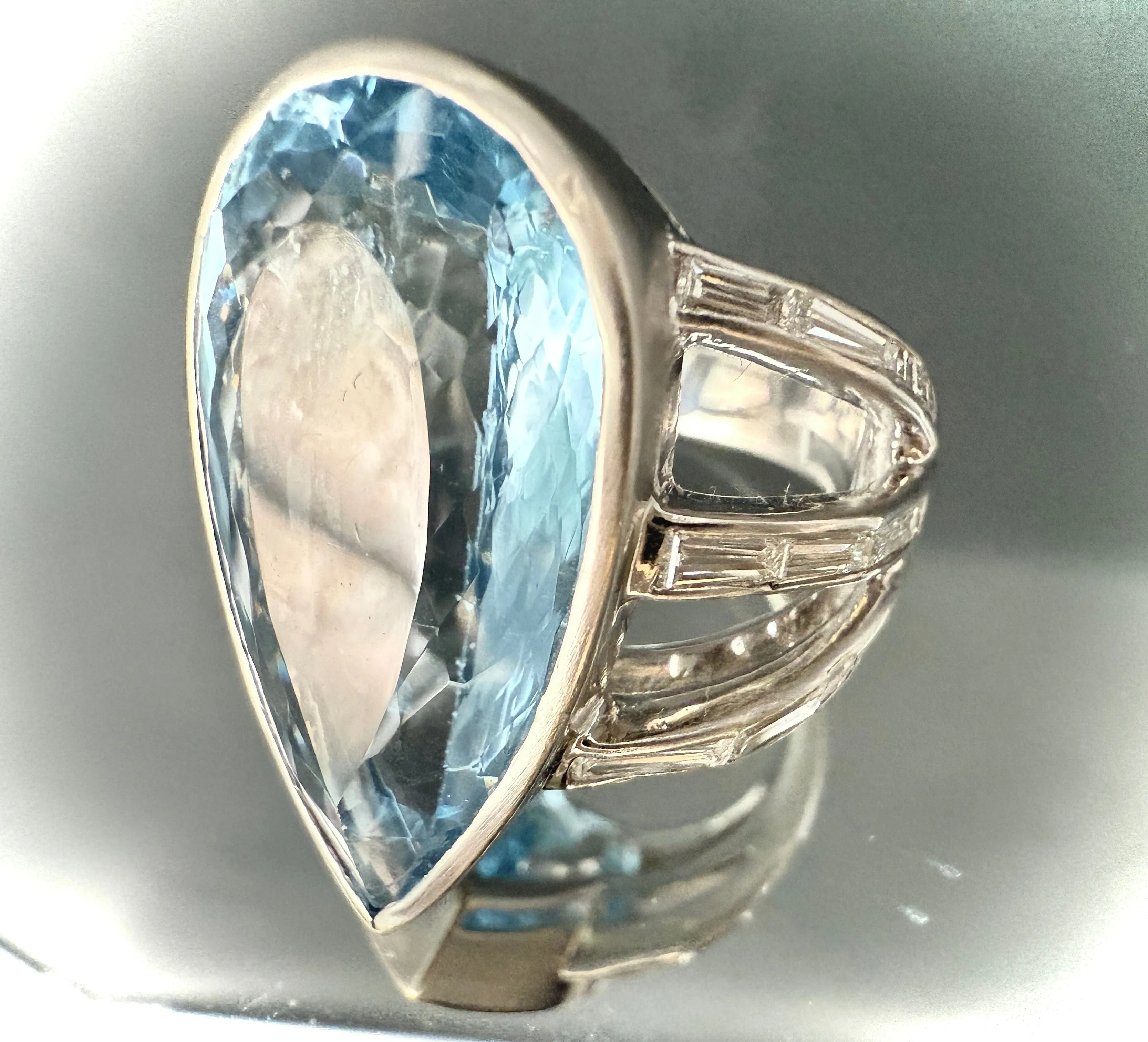 Bague en or blanc 18 carats sertie d’une topaze et diamants sold by 58 Facettes product image thumbnail 3