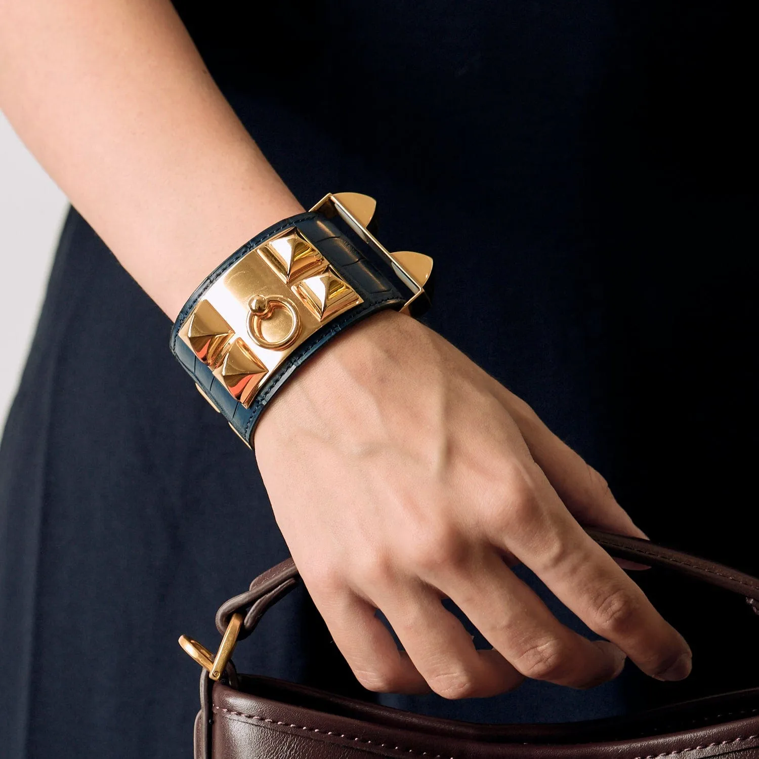 HERMES - Medor - Bracelet manchette en cuir et métal doré sold by 58 Facettes product image thumbnail 2