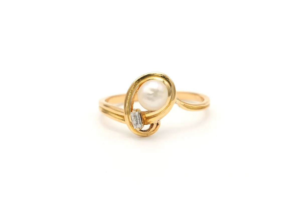 Bague contemporaine or jaune, perle et diamant baguette sold by 58 Facettes
