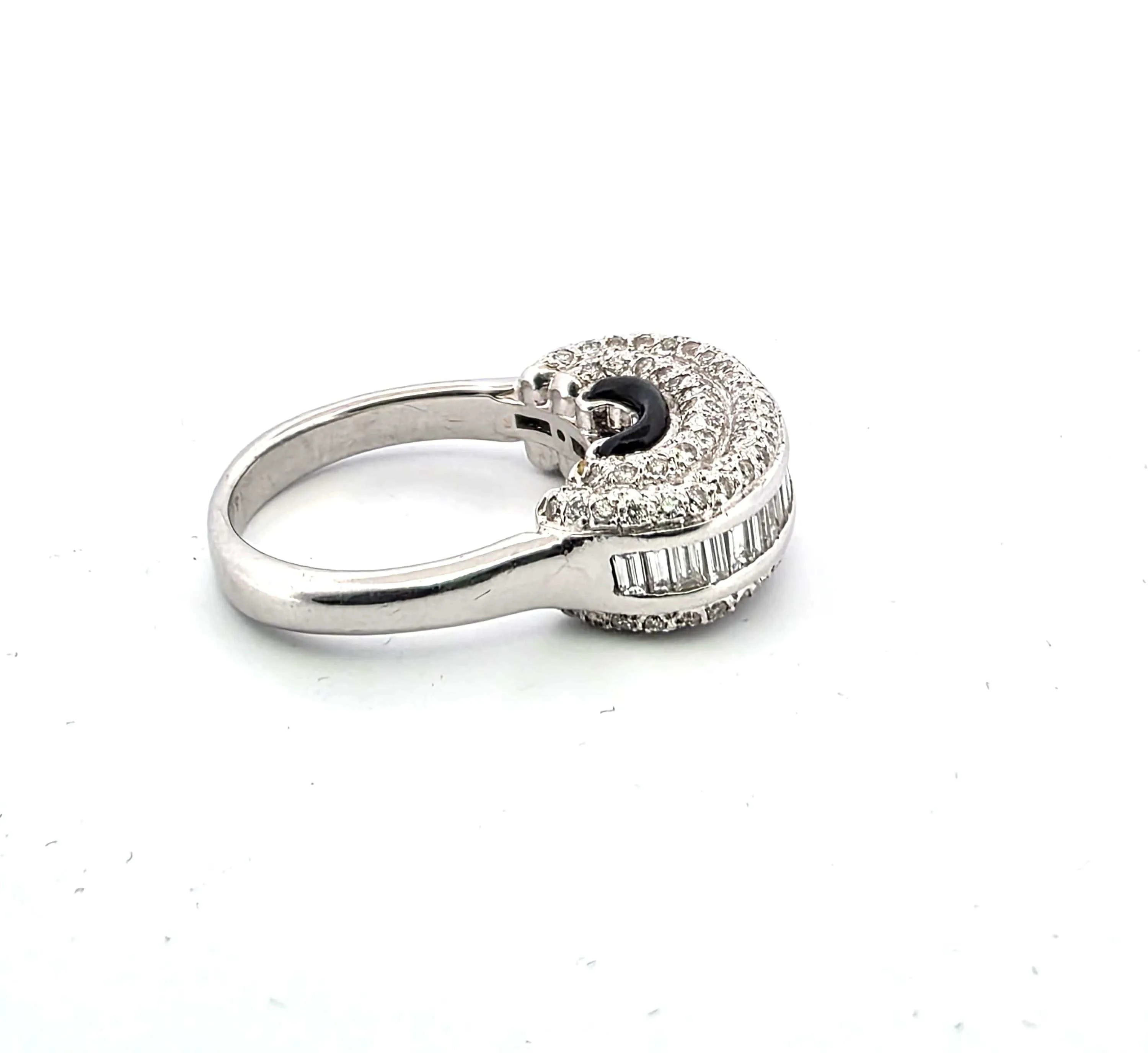 Superbe et unique bague en or blanc 18 carats avec diamants baguette, diamants taille brillant et émail noir sold by 58 Facettes product image thumbnail 5