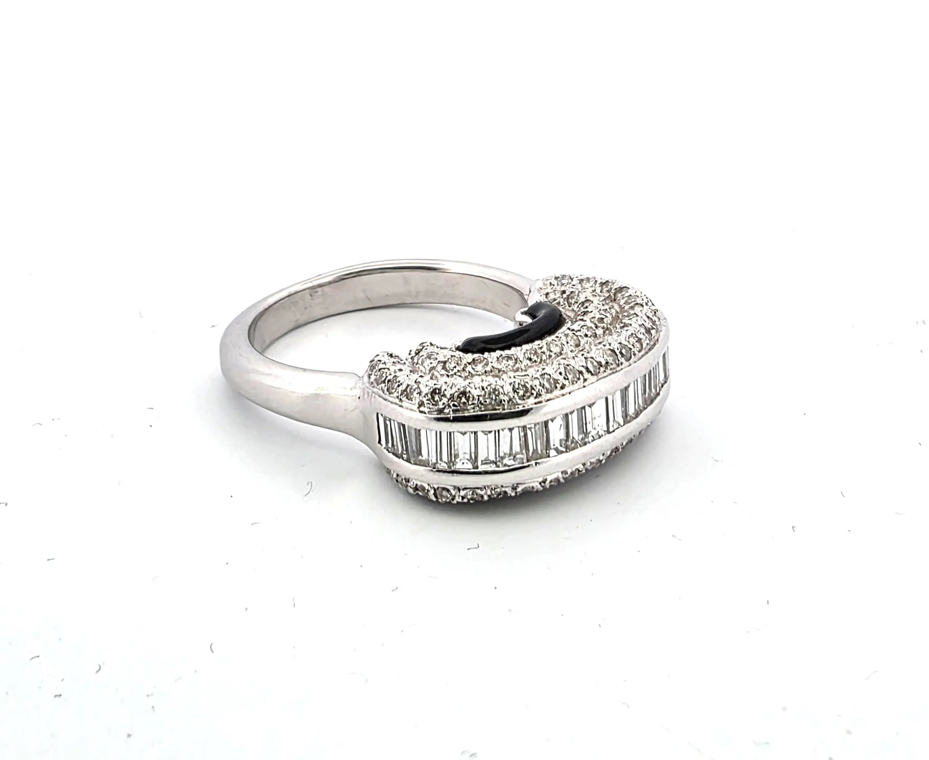 Superbe et unique bague en or blanc 18 carats avec diamants baguette, diamants taille brillant et émail noir sold by 58 Facettes product image thumbnail 3
