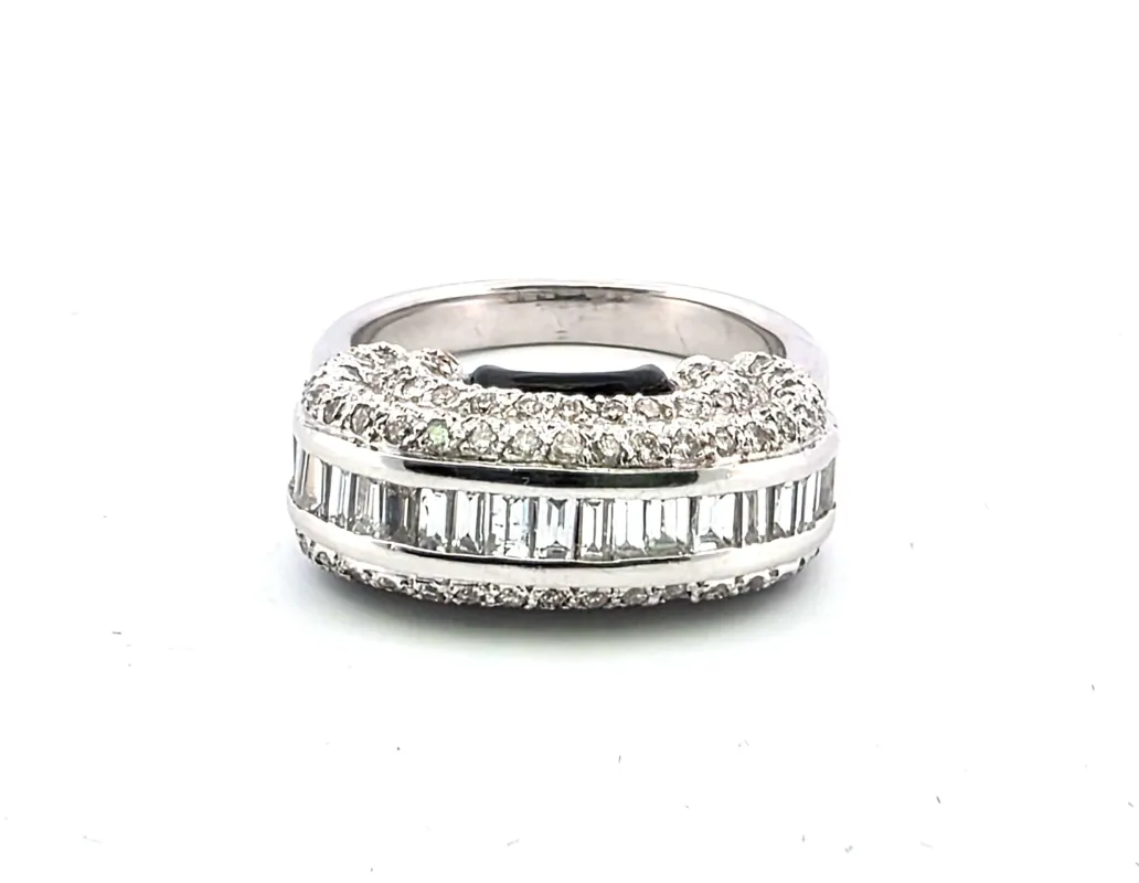 Superbe et unique bague en or blanc 18 carats avec diamants baguette, diamants taille brillant et émail noir sold by 58 Facettes